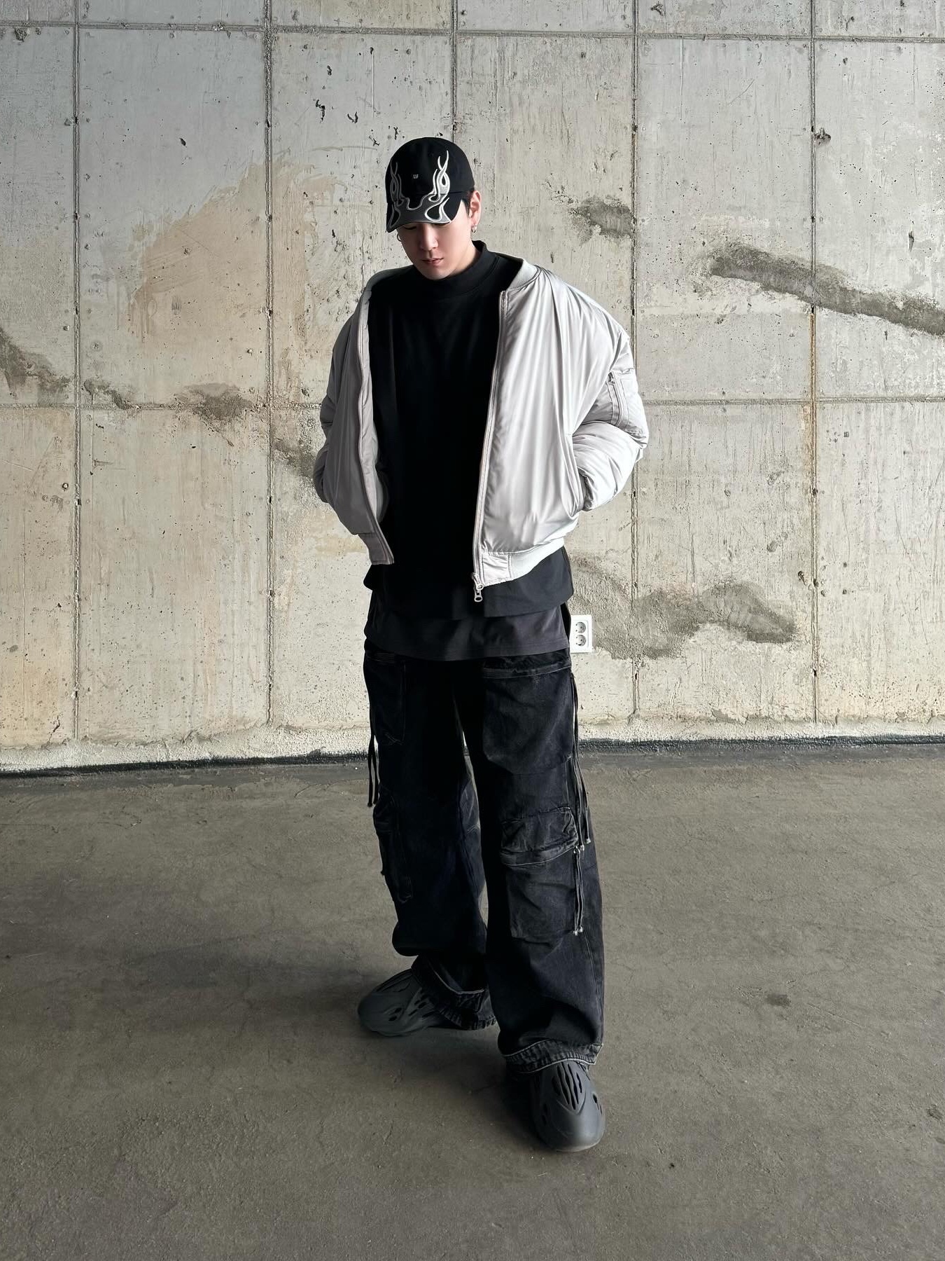 Yeezy Gap Engineered By Balenciaga Dove No Seam T-Shirt Black, Yeezy Gap Engineered By Balenciaga Flame Cap Black 착용 스타일 - 4