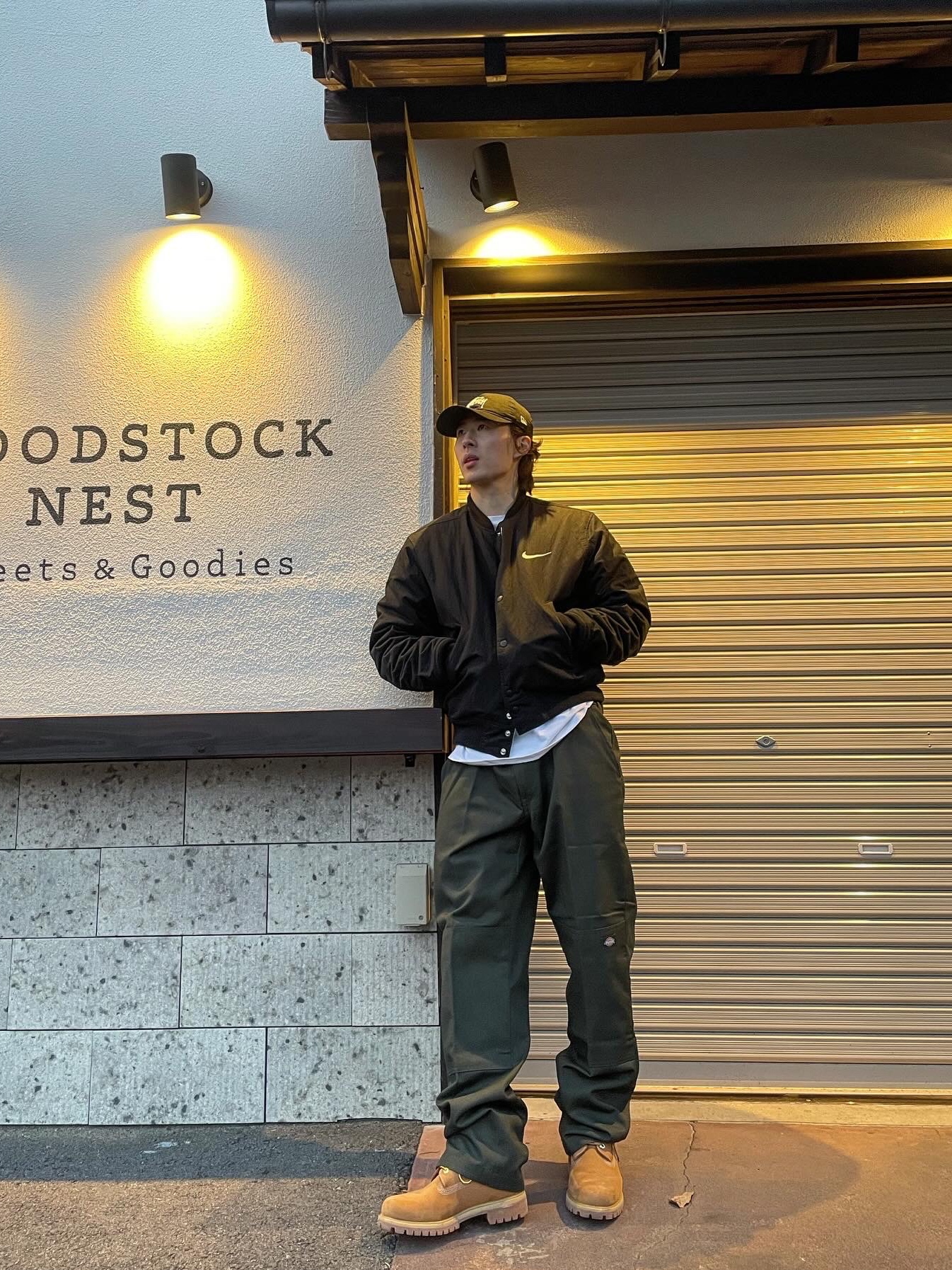 Nike x Stussy Reversible Jacket Black (FJ9153-010), Stussy Basic New Era 9Twenty Basic Strapback Black 착용 스타일 - 2