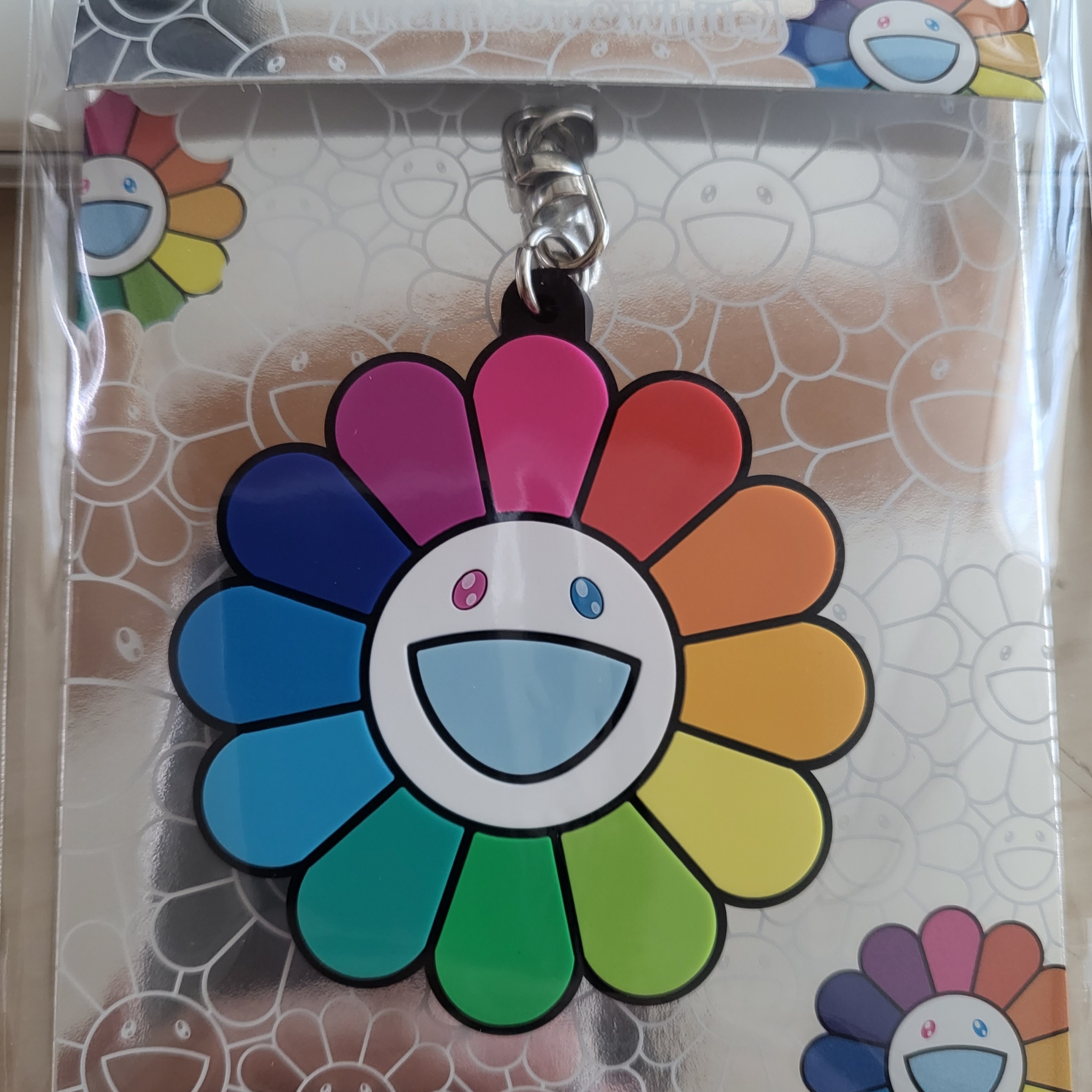 Kaikai Kiki Flower Rubber Keyring Rainbow White 착용 스타일