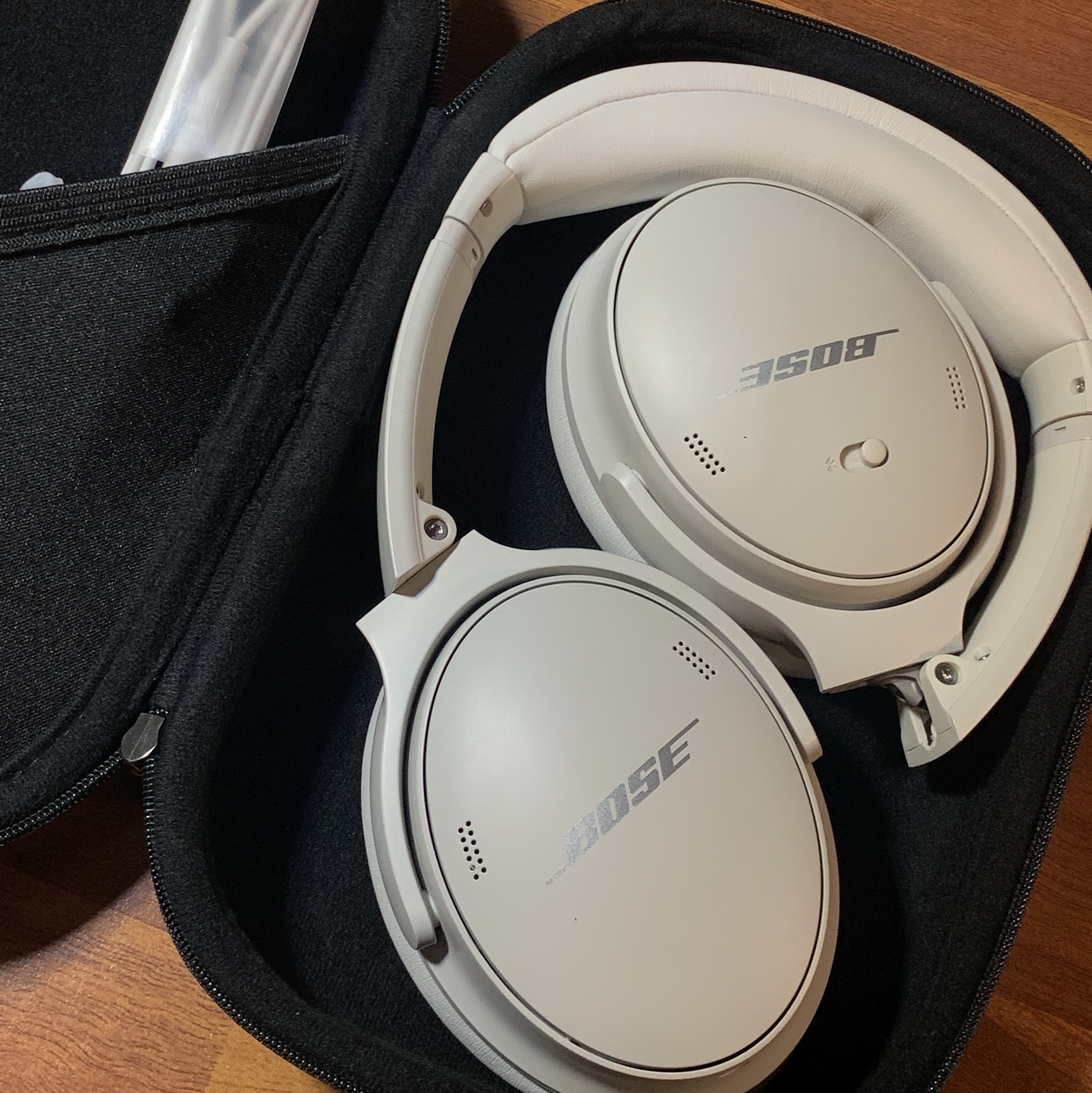 BOSE QC45 White Smoke (Korean Ver.) 착용 스타일 - 1