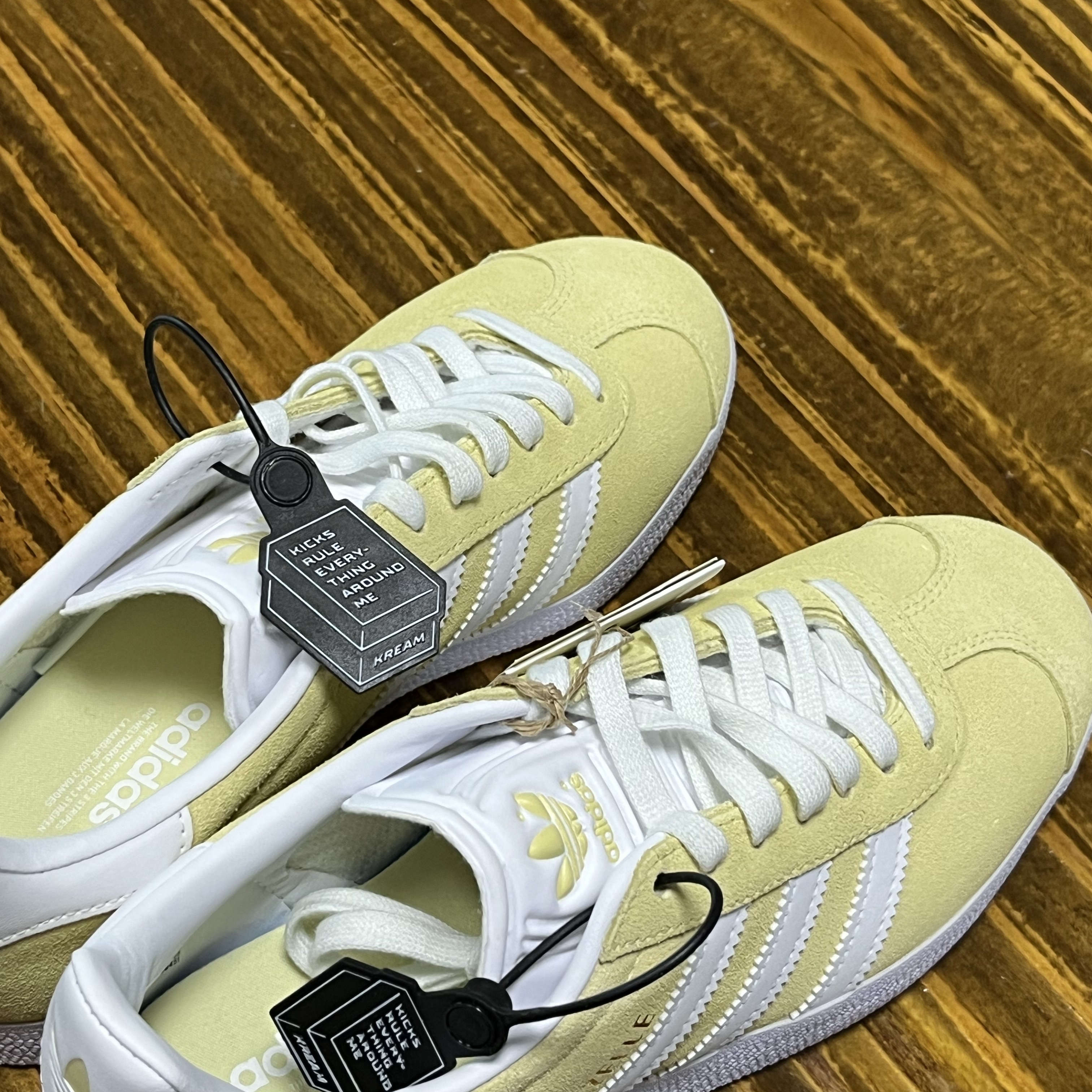 Adidas Gazelle Almost Yellow 착용 스타일