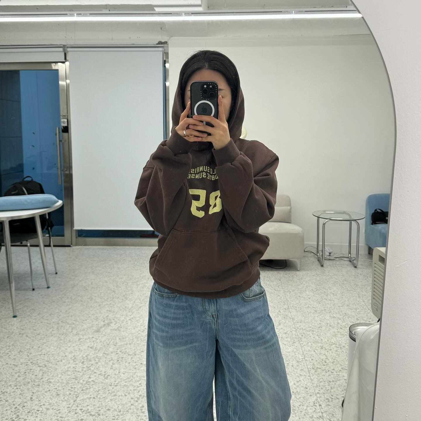 Millo Archive Reflect Curved Pants Light Blue, Hello Sunrise Typo Logo Hoodie Dark Brown 착용 스타일 - 2