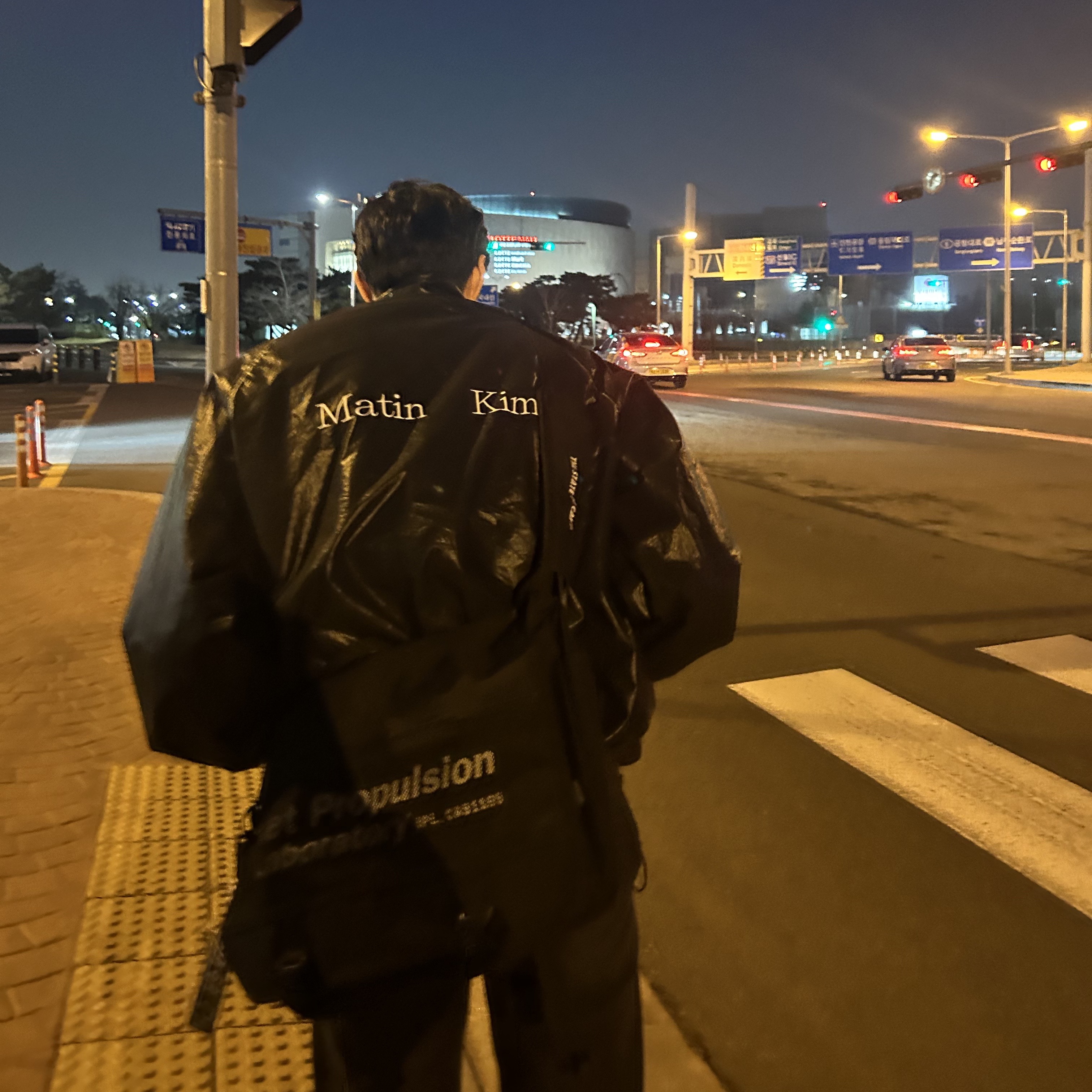 (W) Matin Kim Logo Coating Jumper Black 착용 스타일