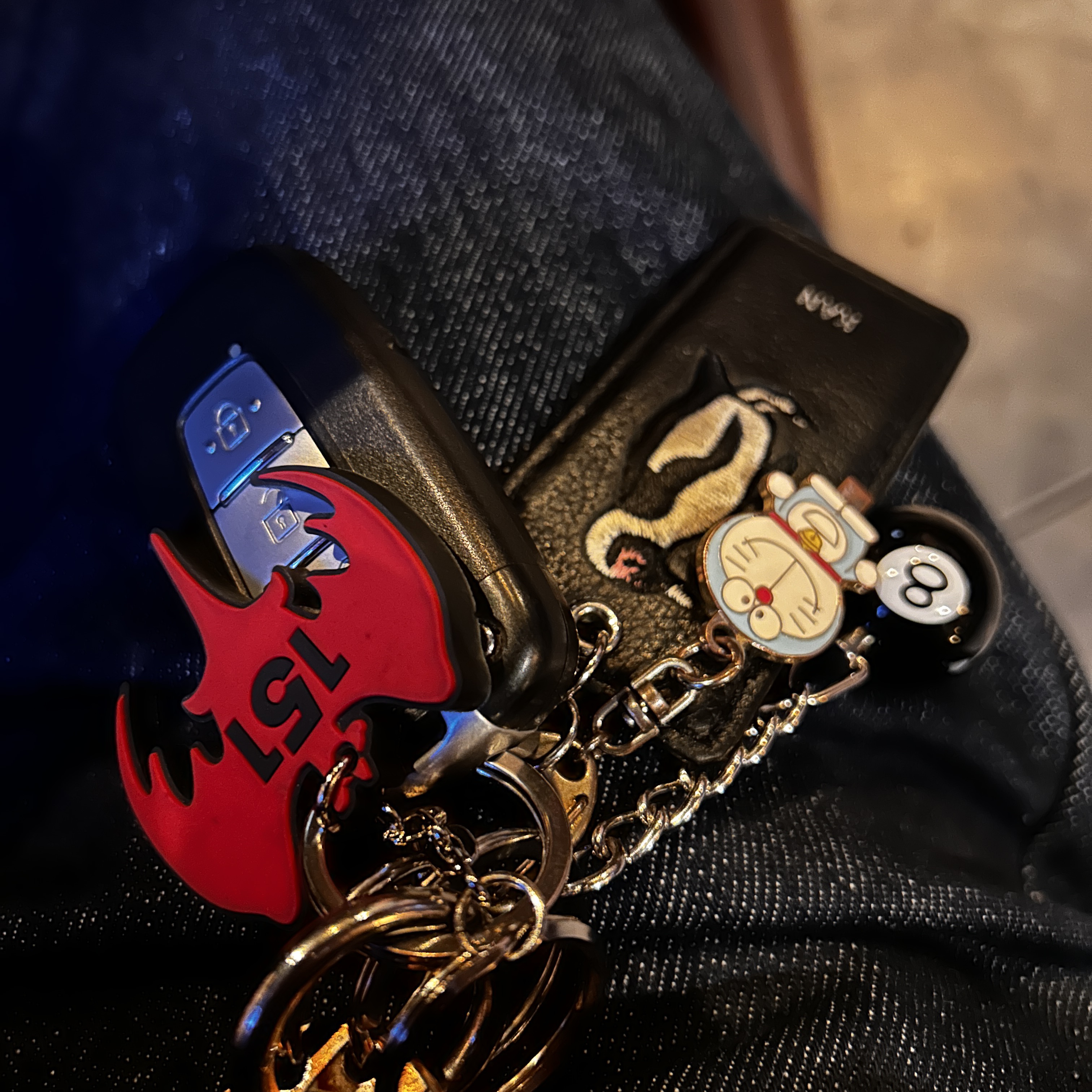 Stussy 8 Ball Keychain Black 착용 스타일