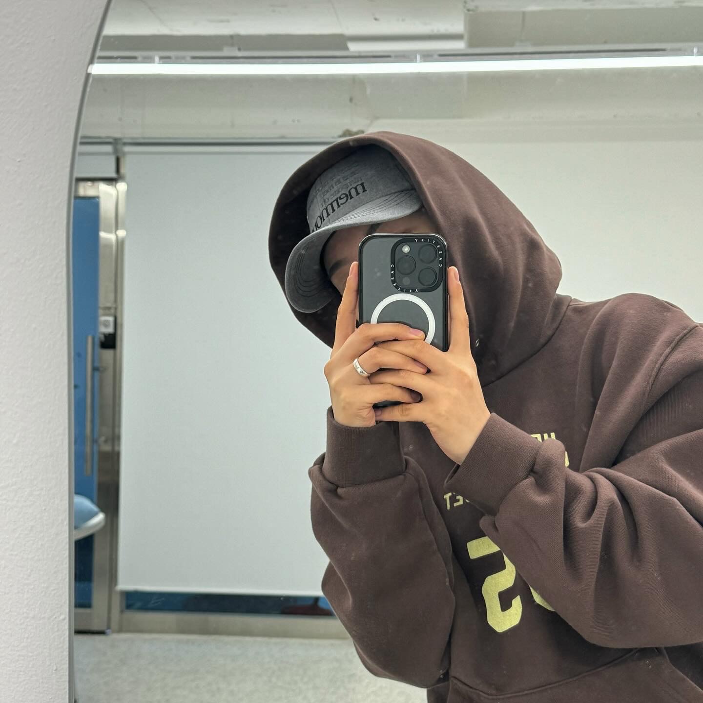 Millo Archive Reflect Curved Pants Light Blue, Hello Sunrise Typo Logo Hoodie Dark Brown 착용 스타일 - 3