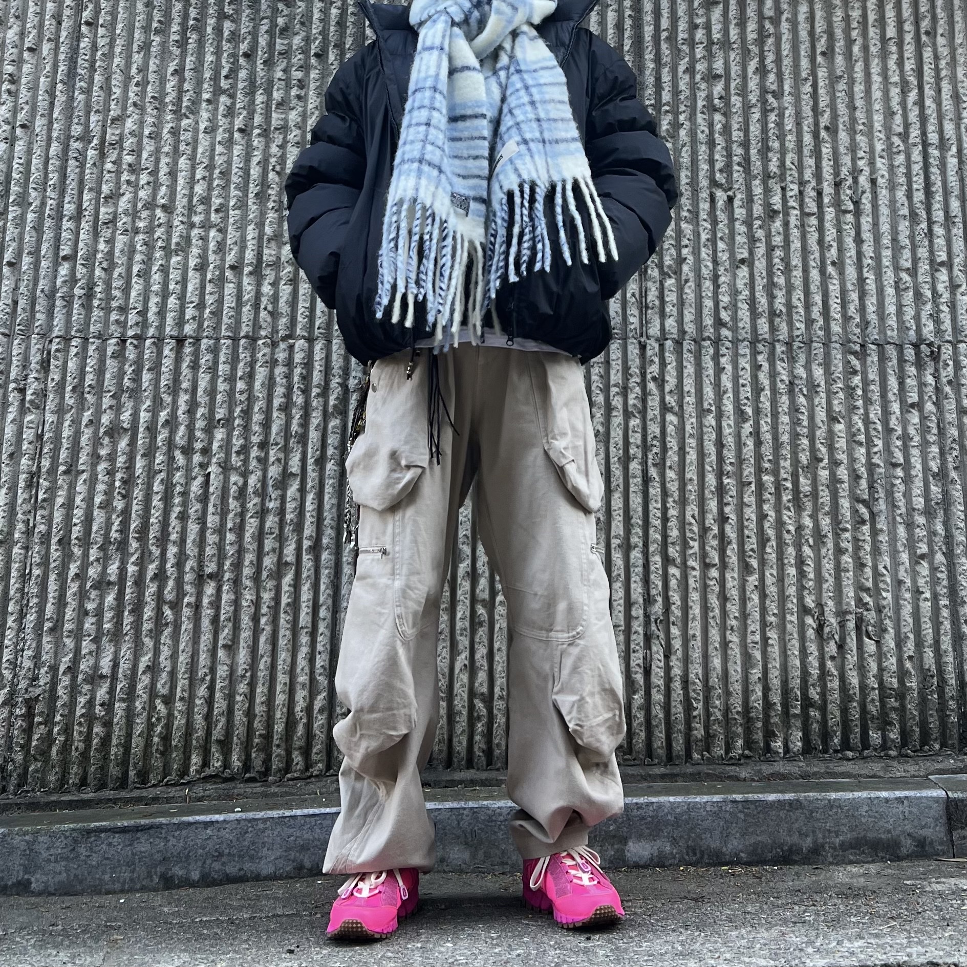 Jacquemus La Maille Pavane Jacquard Logo Sweater Dark Navy, Jacquemus L’echarpe Carro Le Chouchou Jacquard Check Muffler Light Blue 착용 스타일 - 1