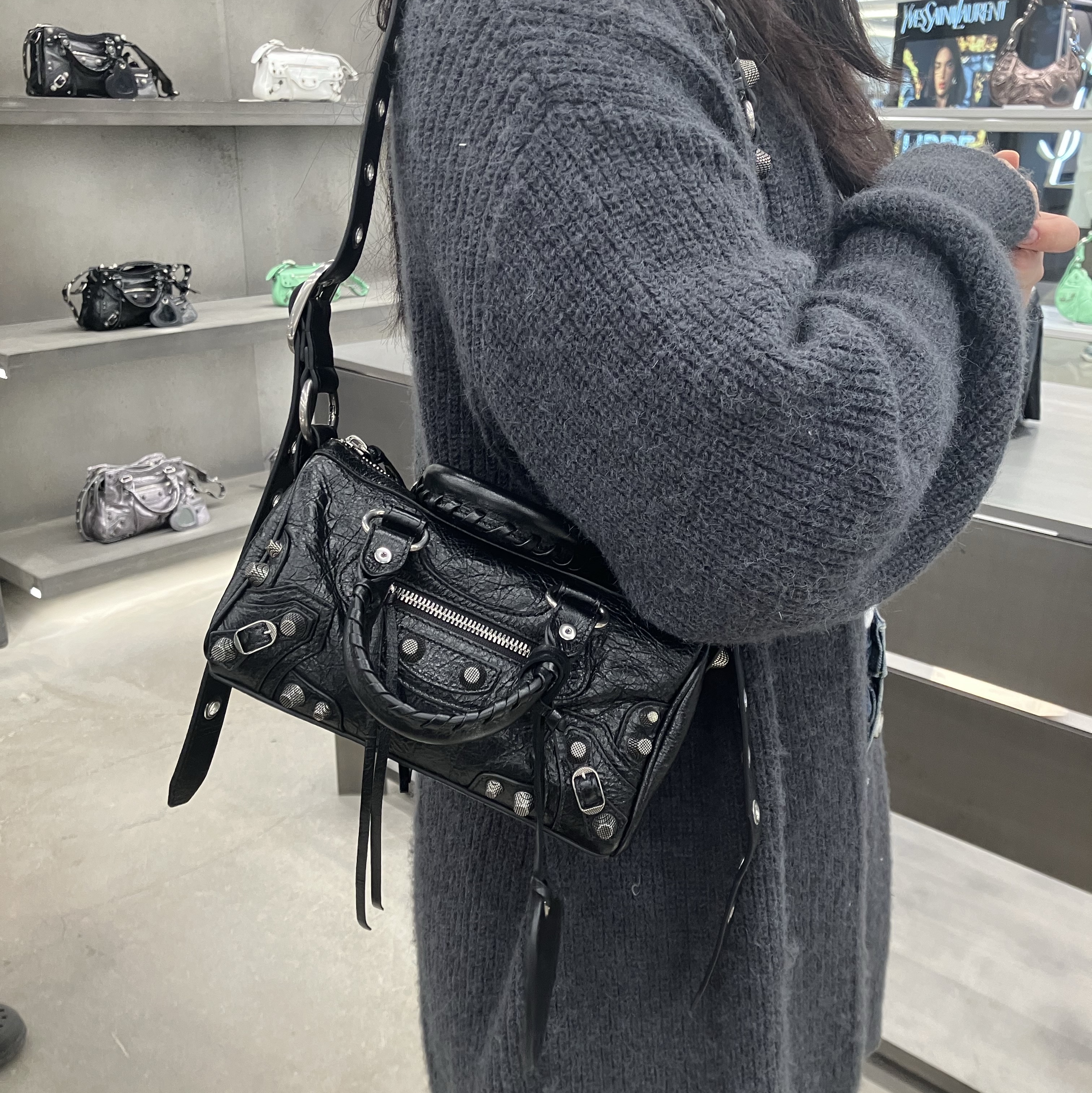 Balenciaga Le Cagole Mini Duffle Bag Black, Balenciaga Arena Lambskin Le Cagole XS Shoulder Bag Black 착용 스타일 - 1