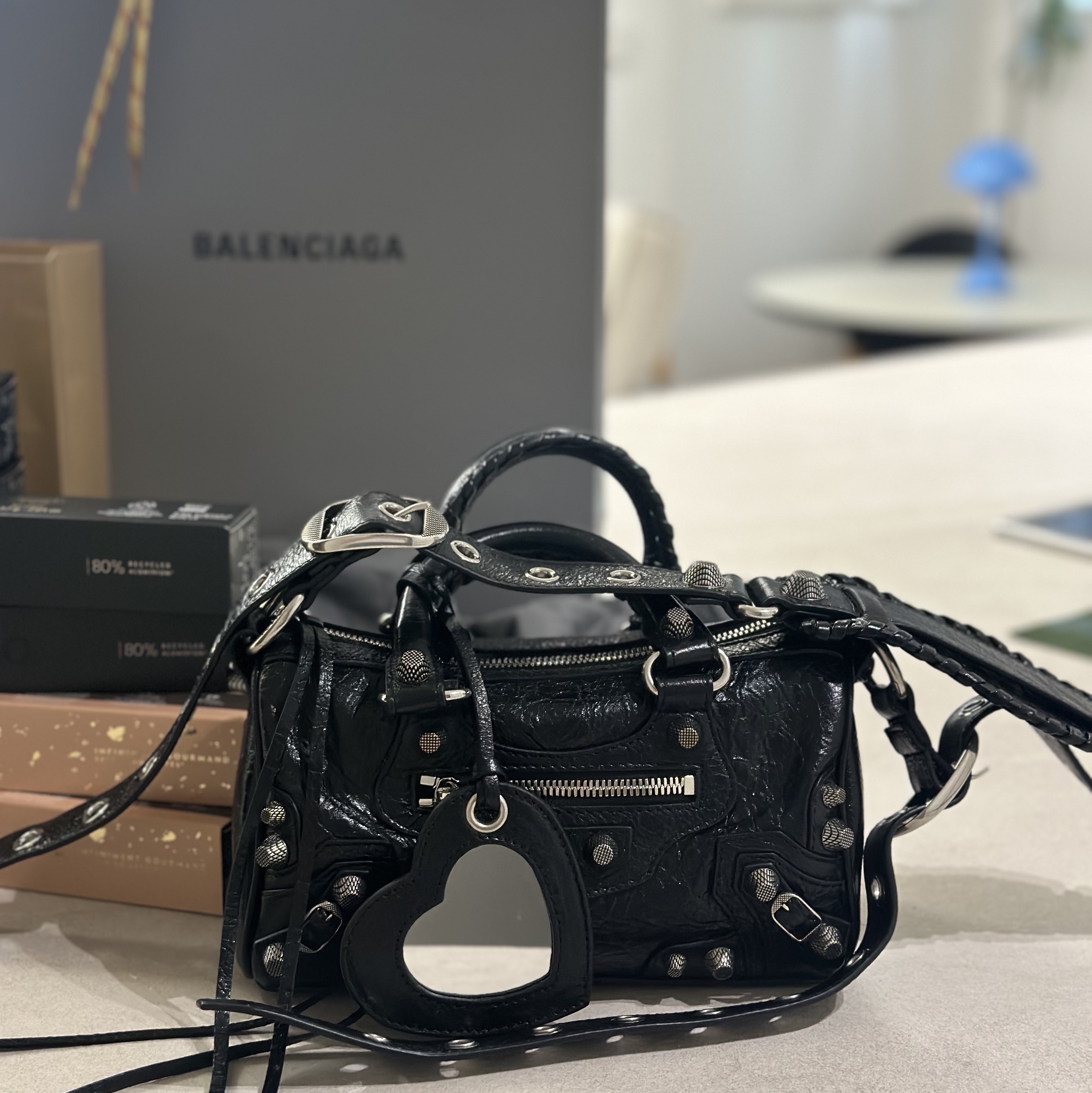 Balenciaga Le Cagole Mini Duffle Bag Black 착용 스타일 - 3