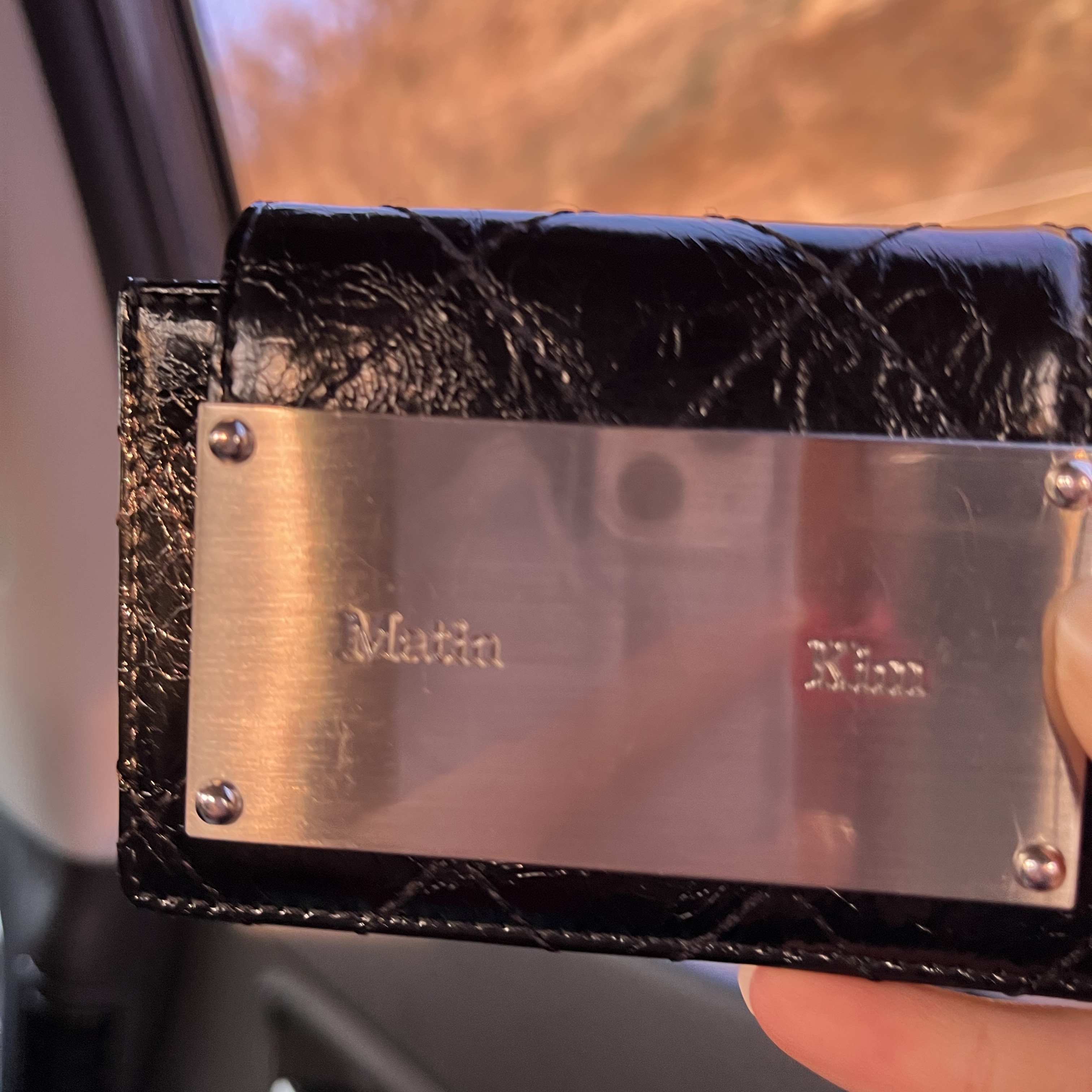 Matin Kim Quilting Accordion Wallet Black 착용 스타일