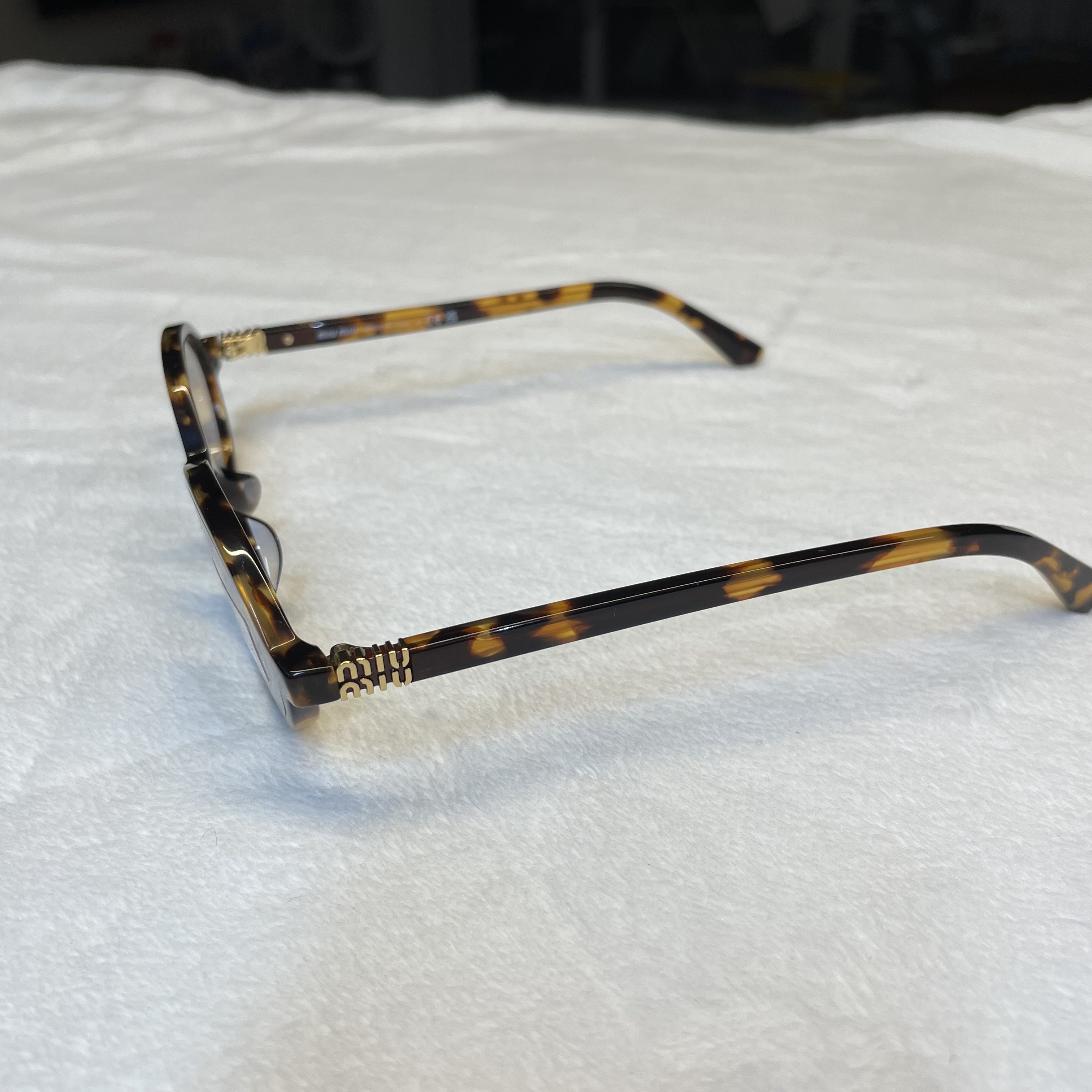 (W) Miu Miu Regard sunglasses Blue Lenses Honey Tortoiseshell Acetate Alternative fit 착용 스타일 - 2