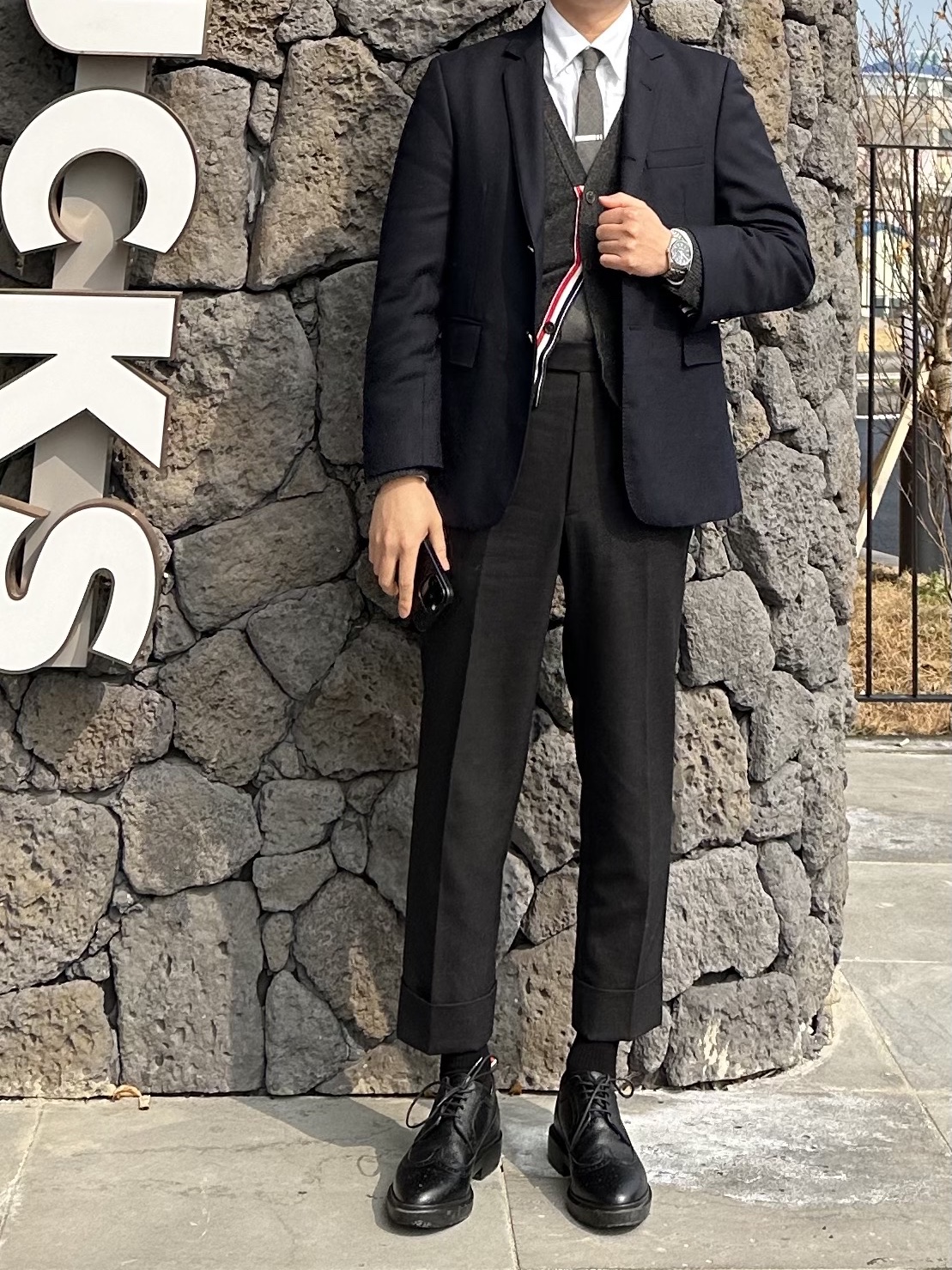 Thom Browne Super 120S Wool Twill Single Breasted Classic Jacket Navy, Thom Browne Cashmere 4-Bar Short V-Neck Cardigan Dark Grey 착용 스타일 - 2