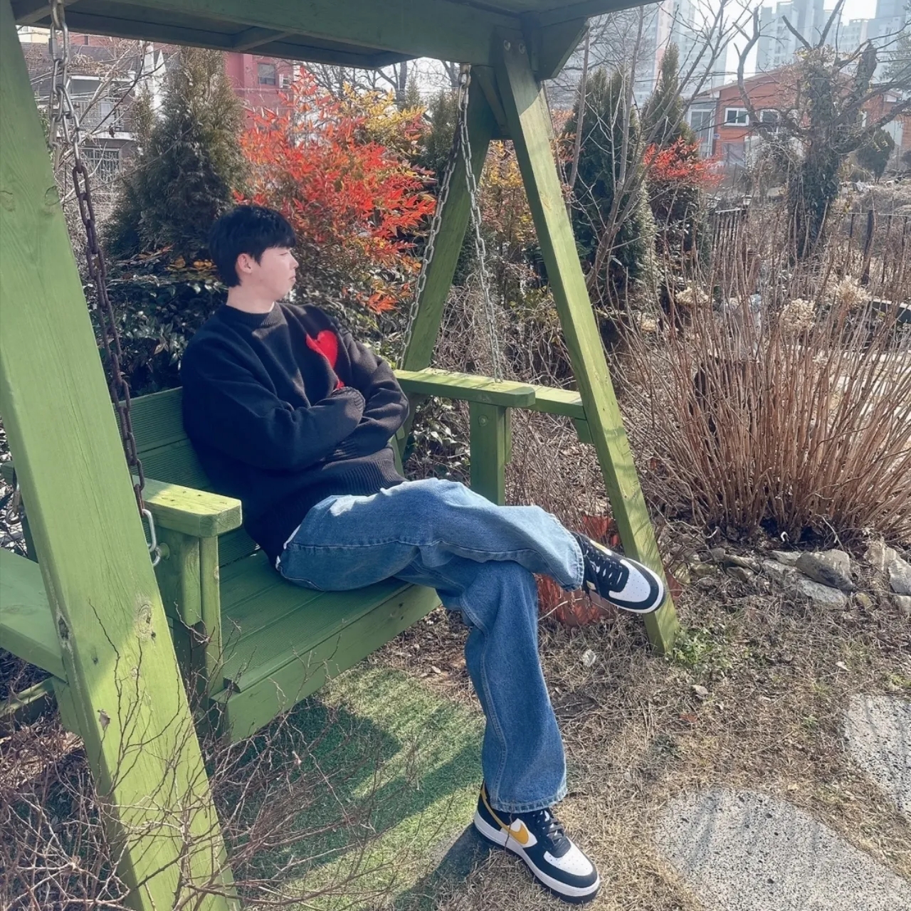 AMI de Coeur Oversize Intarsia Sweater Black Red, Nike Air Force 1 '07 LV8 Athletic Club Black Dark Sulfur 착용 스타일 - 3