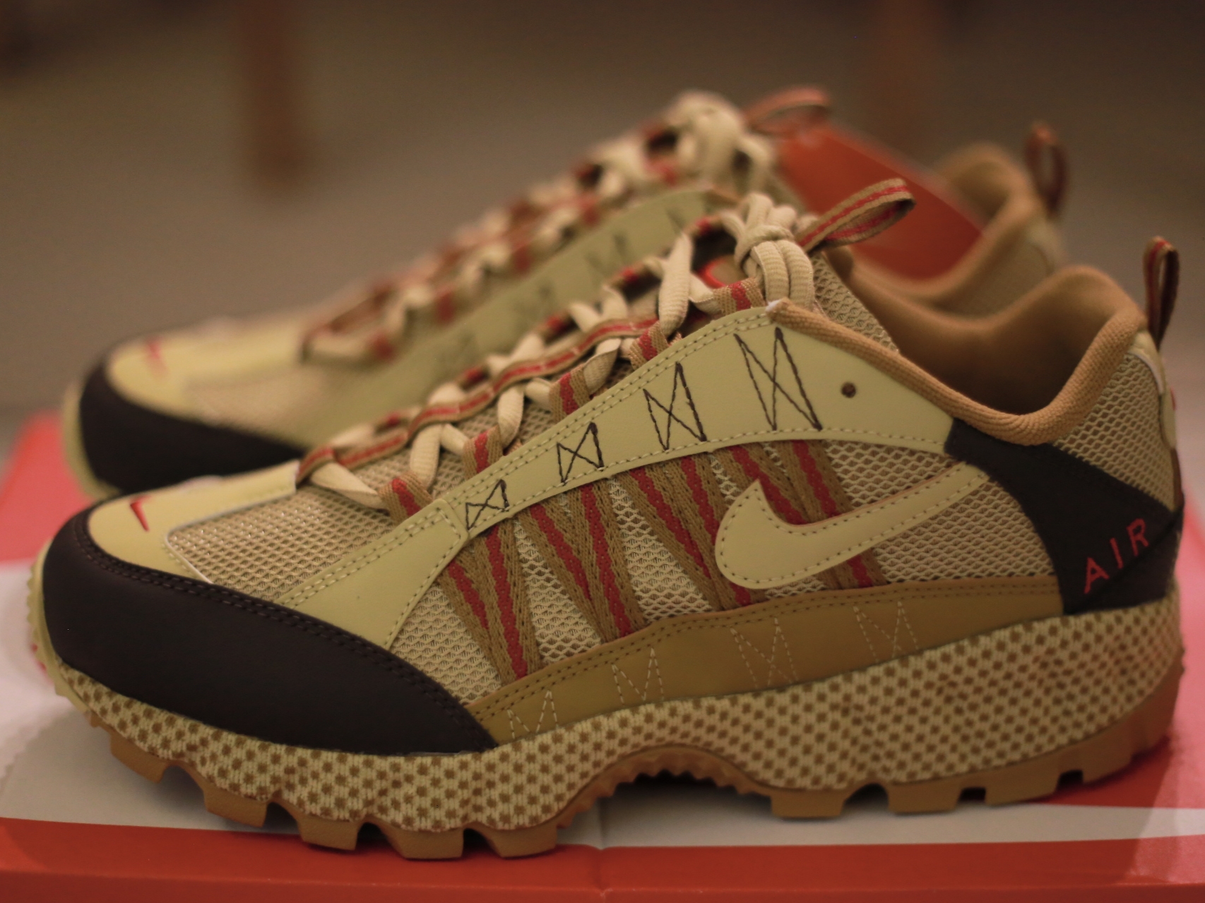 Nike Air Humara Buff Gold 착용 스타일 - 1