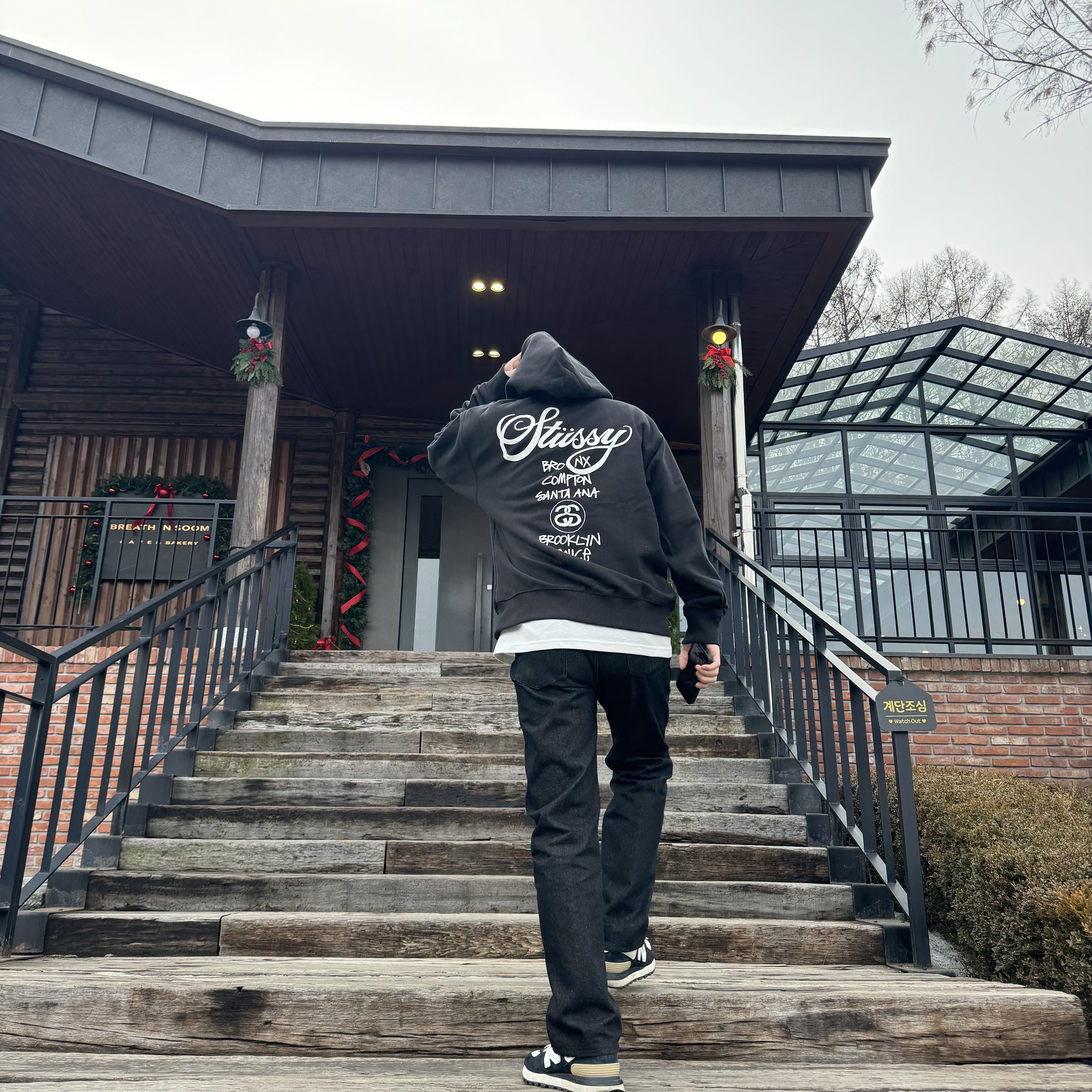 Stussy World Tour Hoodie Black 2023 착용 스타일 - 2
