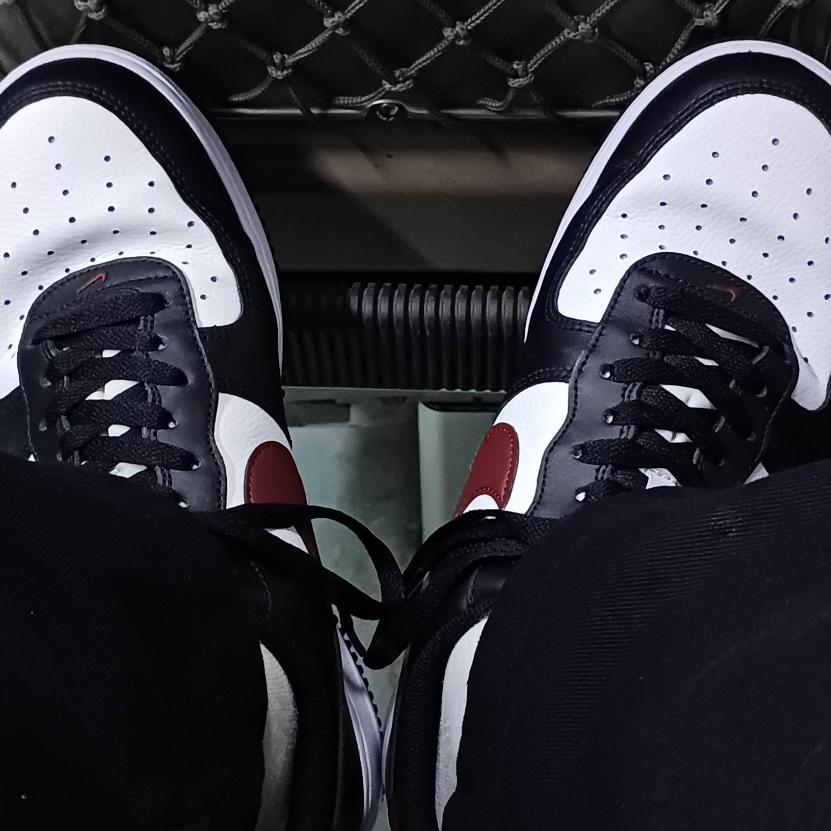 Nike Air Force 1 '07 Black Dark Team Red 착용 스타일
