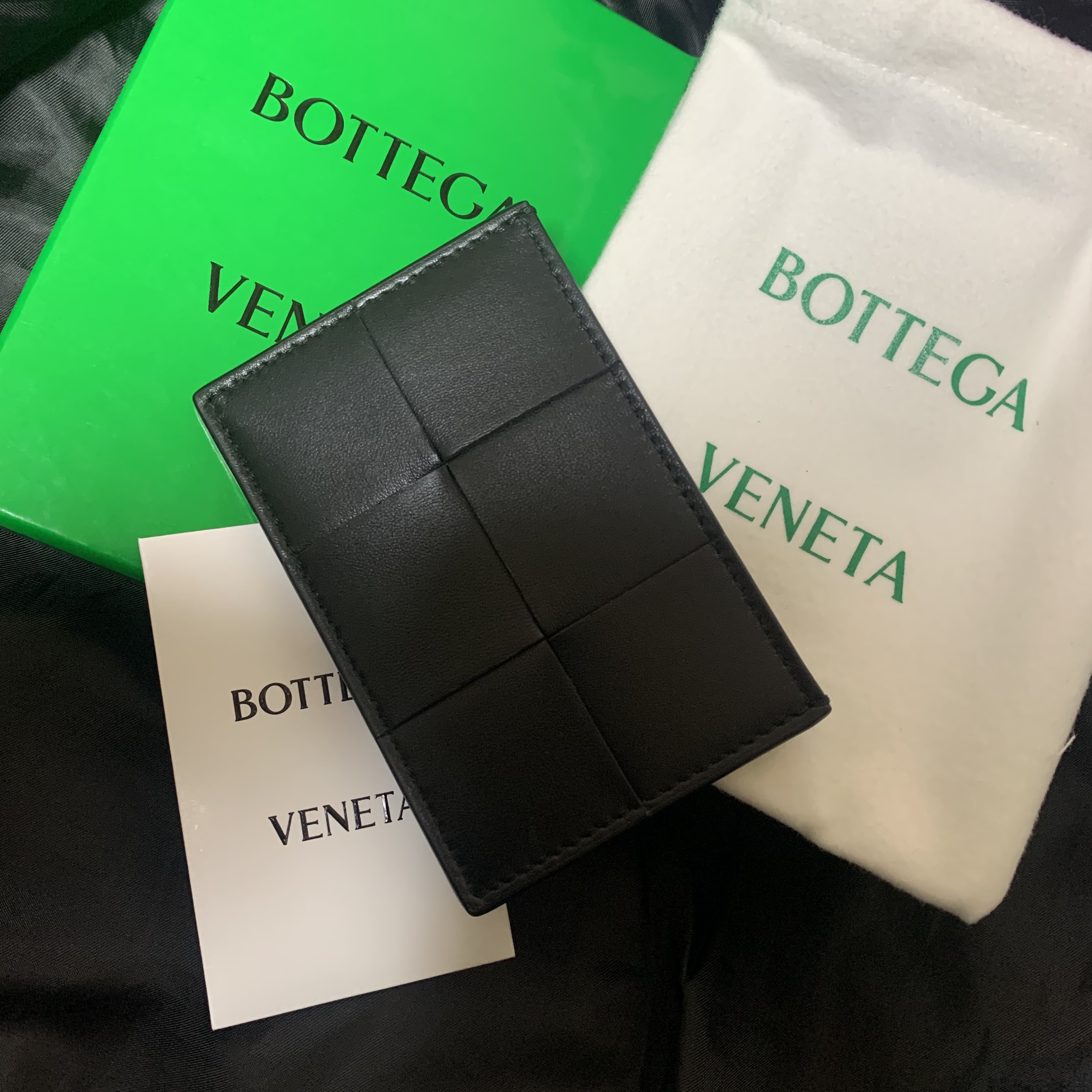Bottega Veneta Credit Card Case Lambskin & Calfskin Black 착용 스타일