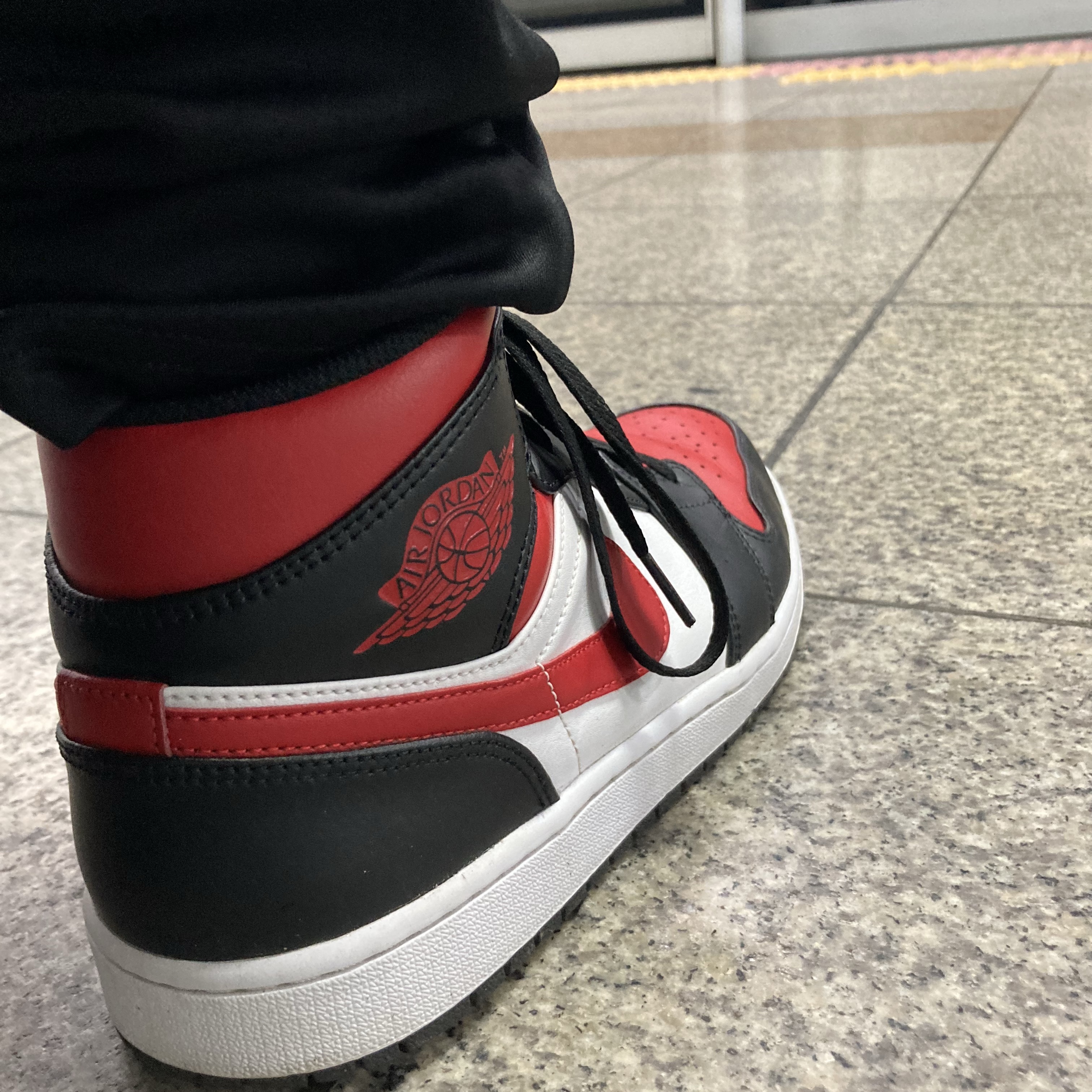 Jordan 1 Mid Black Fire Red 착용 스타일 - 3