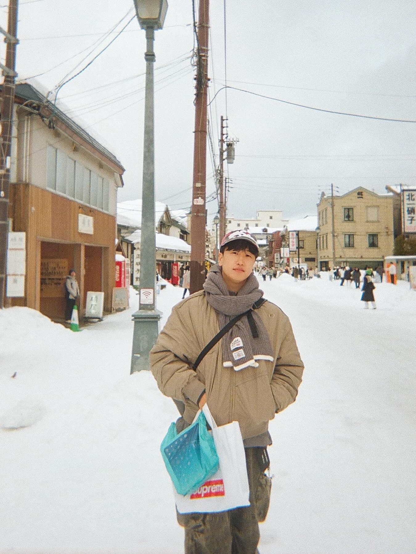 Adidas Puffylette Off White, Supreme Pigment Print S Logo 6-Panel Red Camo - 23FW 착용 스타일 - 3
