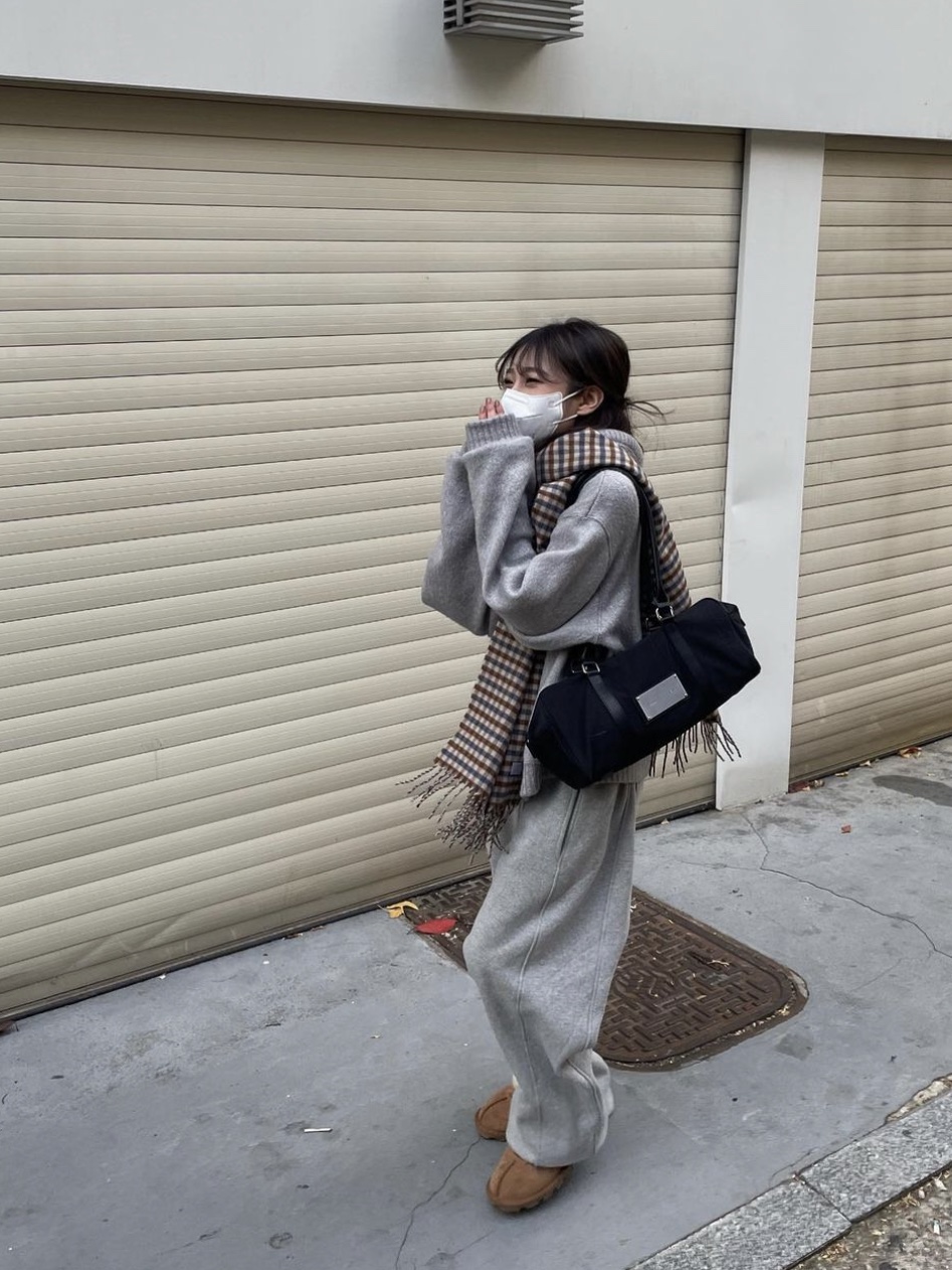 (W) UGG Coquette Slipper Chestnut 착용 스타일 - 2