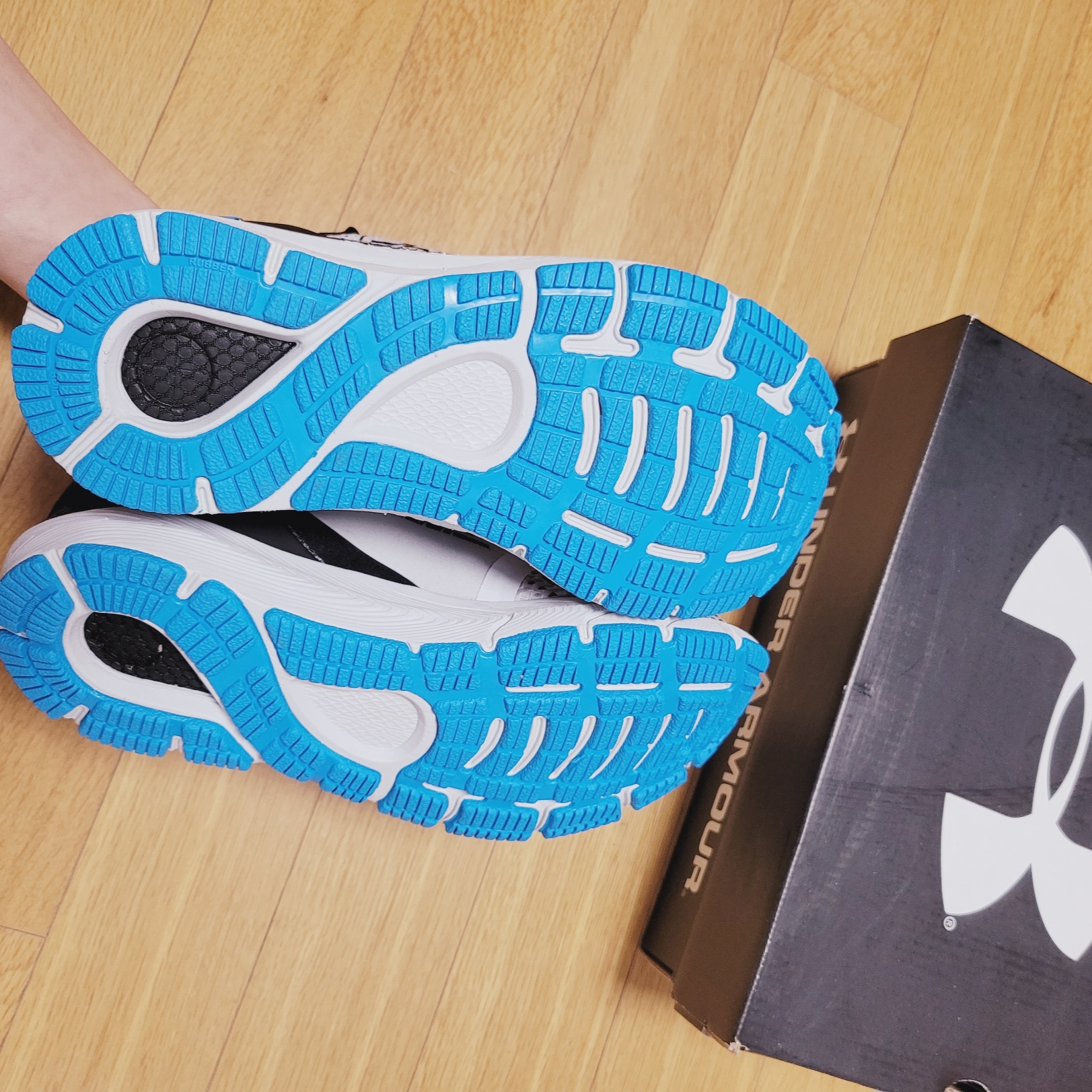 (W) Under Armour HOVR Sonic 4 Storm Halo Gray Radar Blue 착용 스타일 - 3