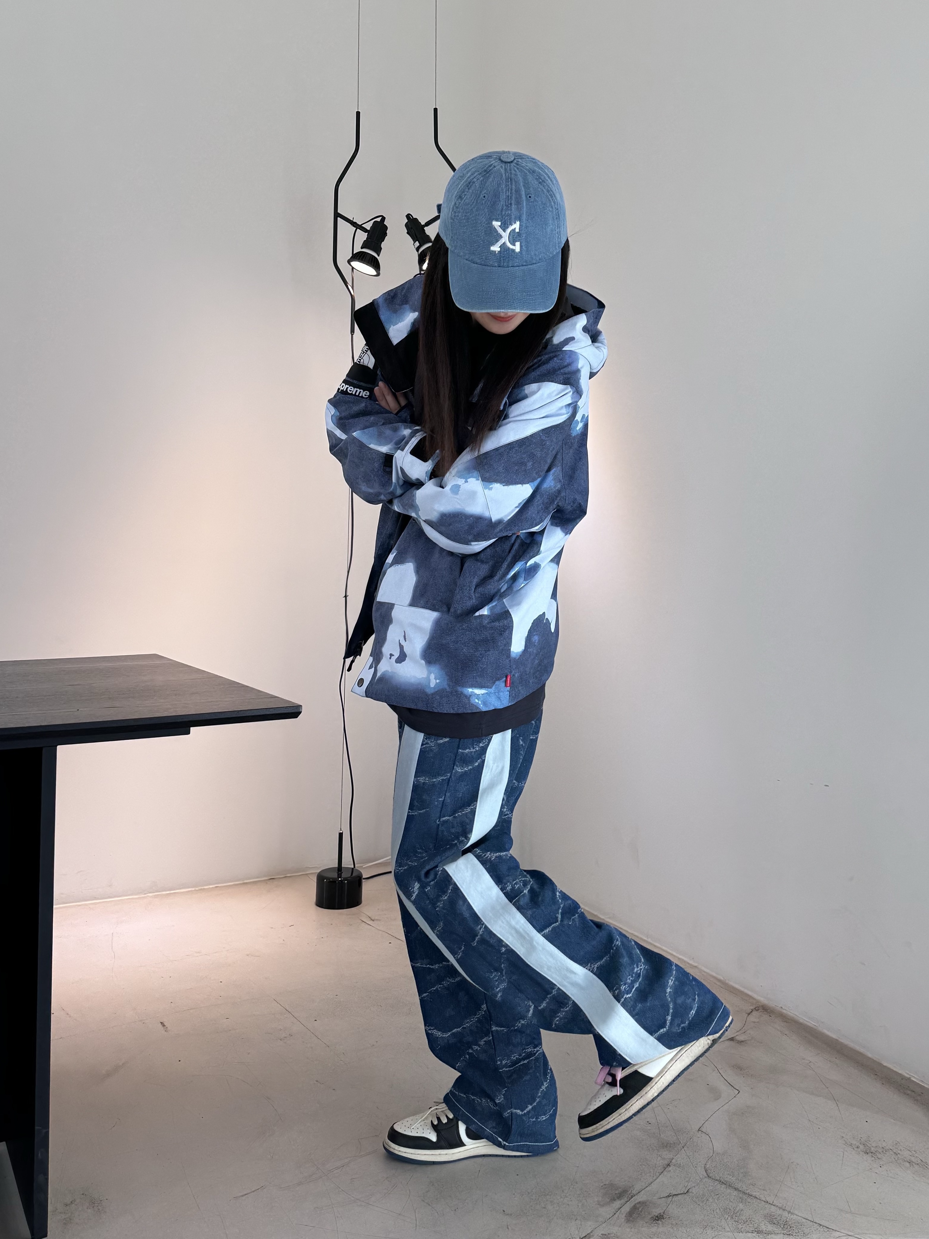 Supreme x The North Face Bleached Denim Print Mountain Jacket Indigo - 21FW, Jordan 1 x Travis Scott x Fragment Retro Low OG SP Military Blue 착용 스타일 - 1