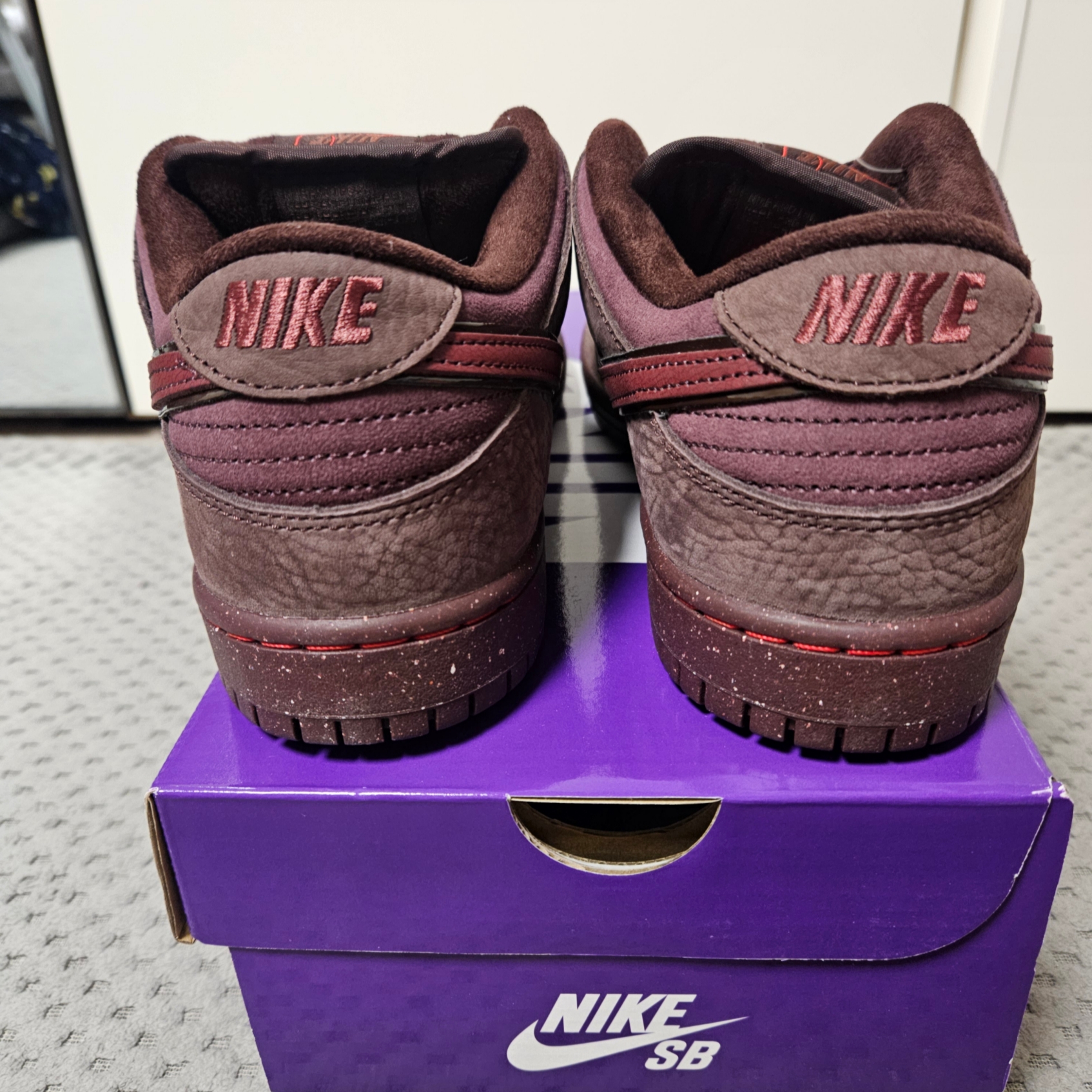 Nike SB Dunk Low PRM Burgundy Crush 착용 스타일 - 3