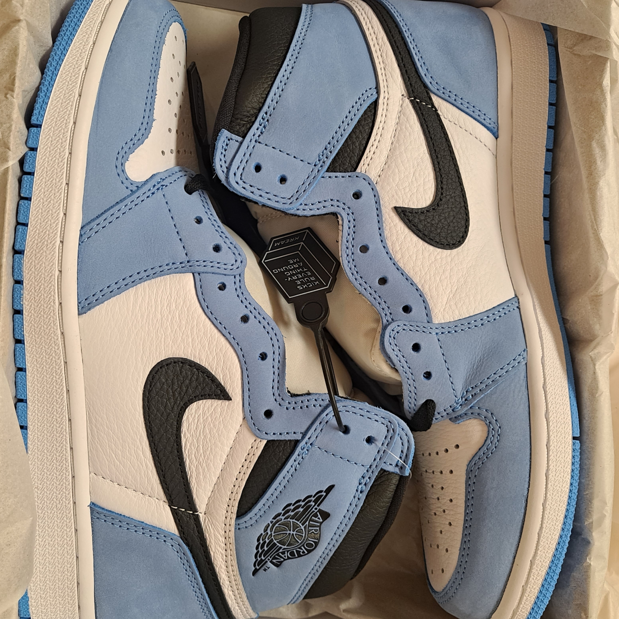 Jordan 1 Retro High OG University Blue 착용 스타일 - 3