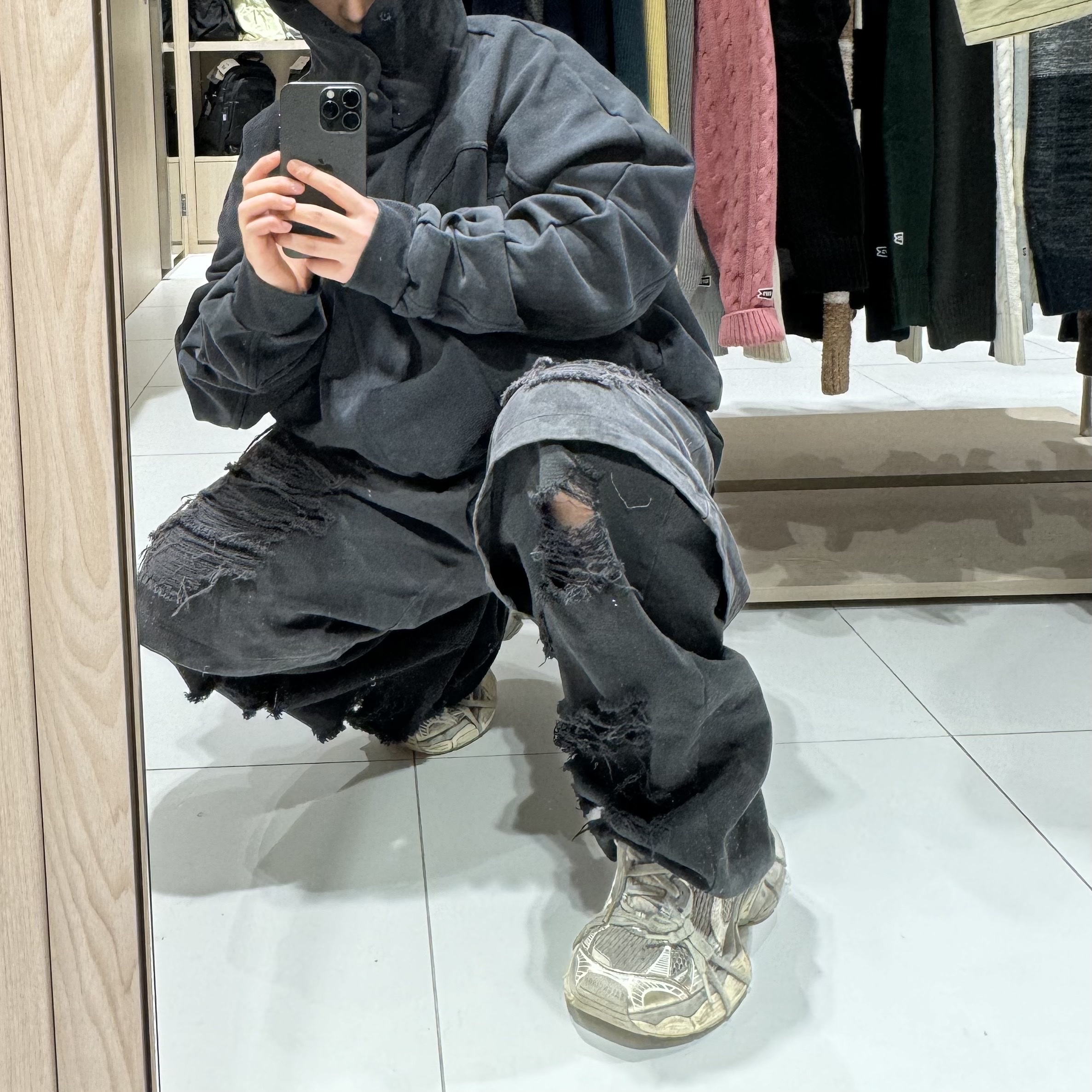 Apple iPhone 15 Pro 512GB Black Titanium (Korean Ver.), Balenciaga 3XL Sneakers Light Beige 착용 스타일 - 2