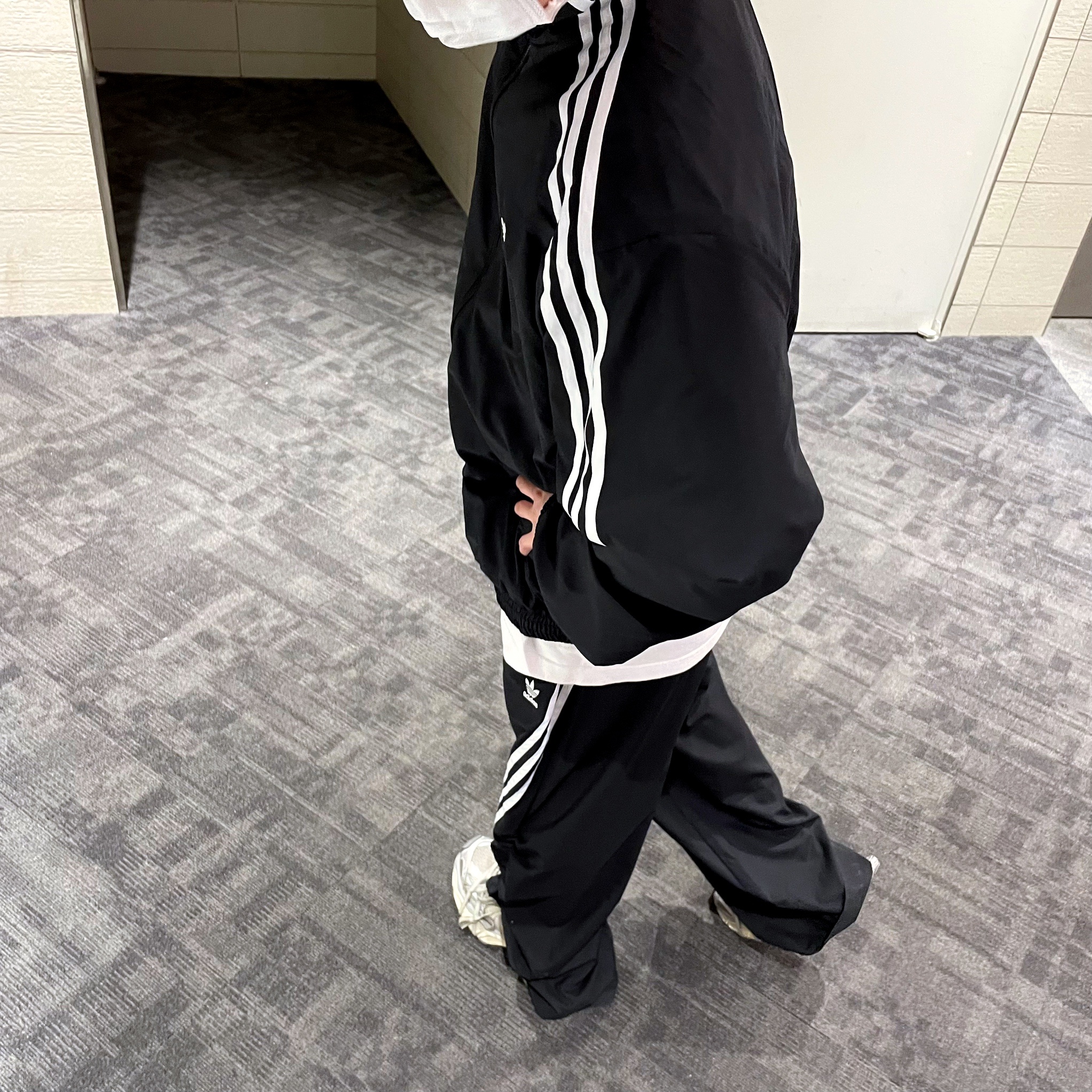 (W) Adidas Adilenium Oversized Track Top Black - KR Sizing, Balenciaga 3XL Sneakers Light Beige 착용 스타일 - 3