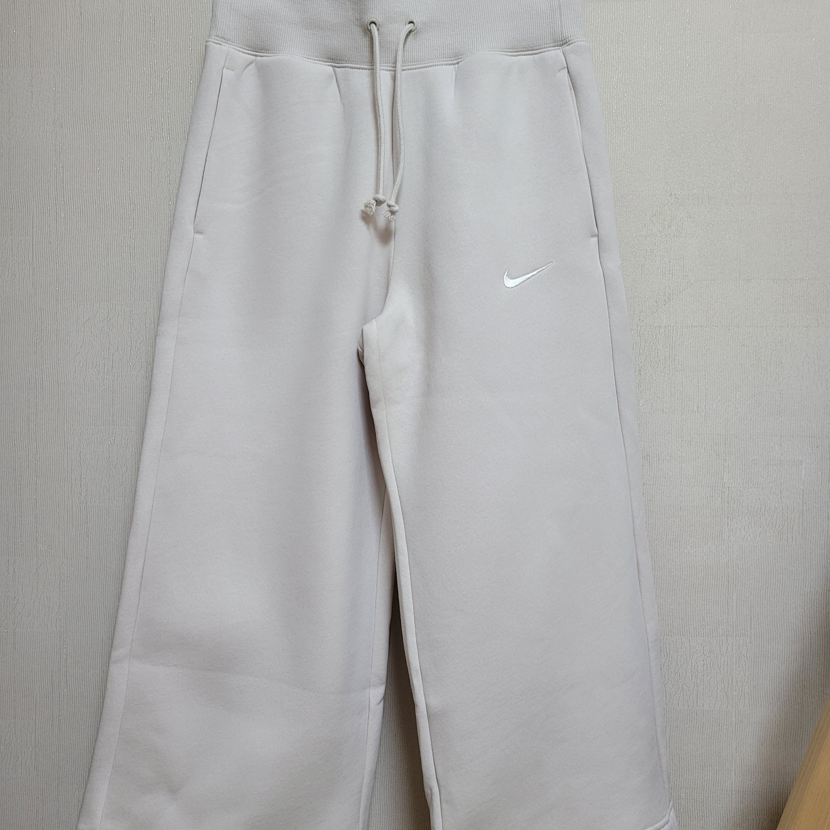 (W) Nike NSW Phoenix Fleece High-Waisted Cropped Sweatpants Light Orewood Brown 착용 스타일 - 2