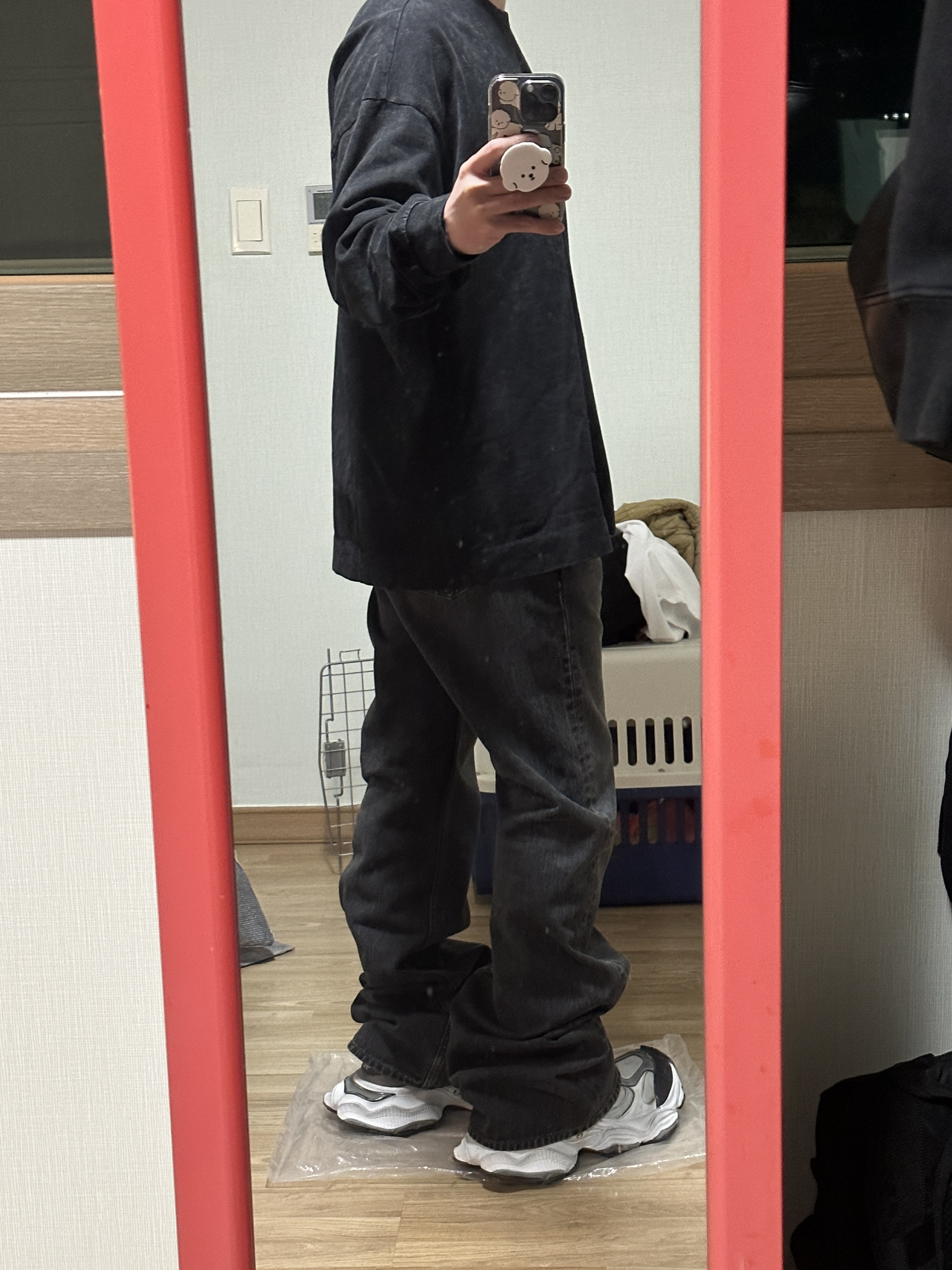 Balenciaga Flared Pants in Black 착용 스타일 - 2