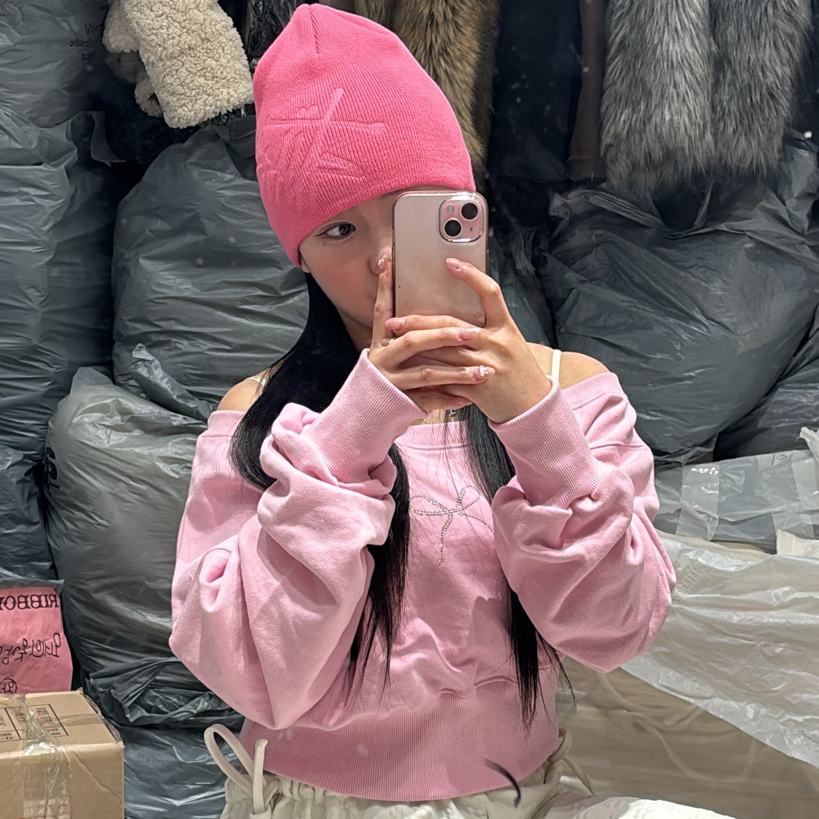 Stussy Debossed Stock Logo Beanie Pink 착용 스타일 - 2