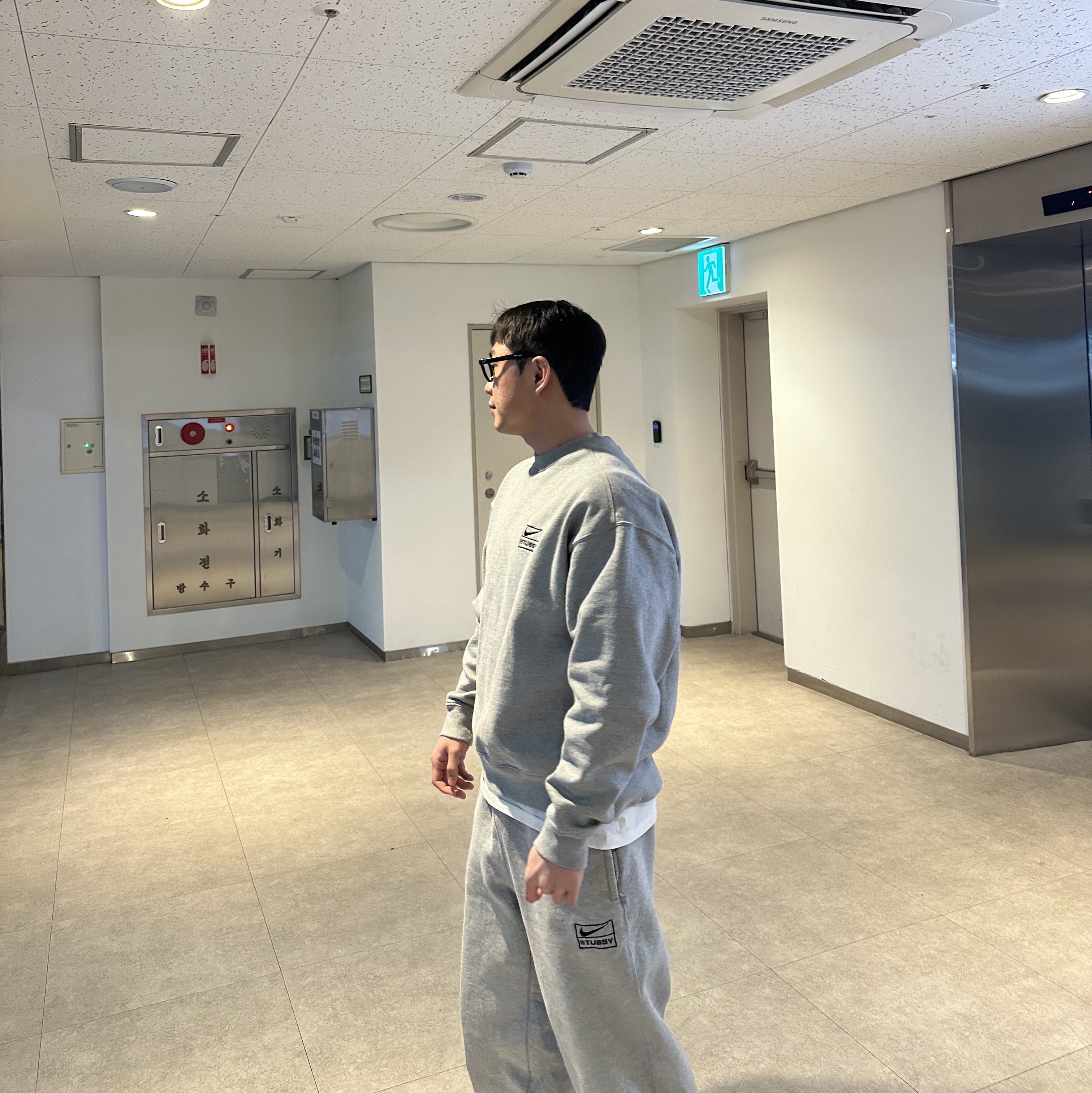 Nike x Stussy NRG Fleece Crewneck Dark Grey Heather (DO9337-063), Nike x Stussy NRG Fleece Pants Dark Grey Heather (DO9340-063) 착용 스타일 - 2