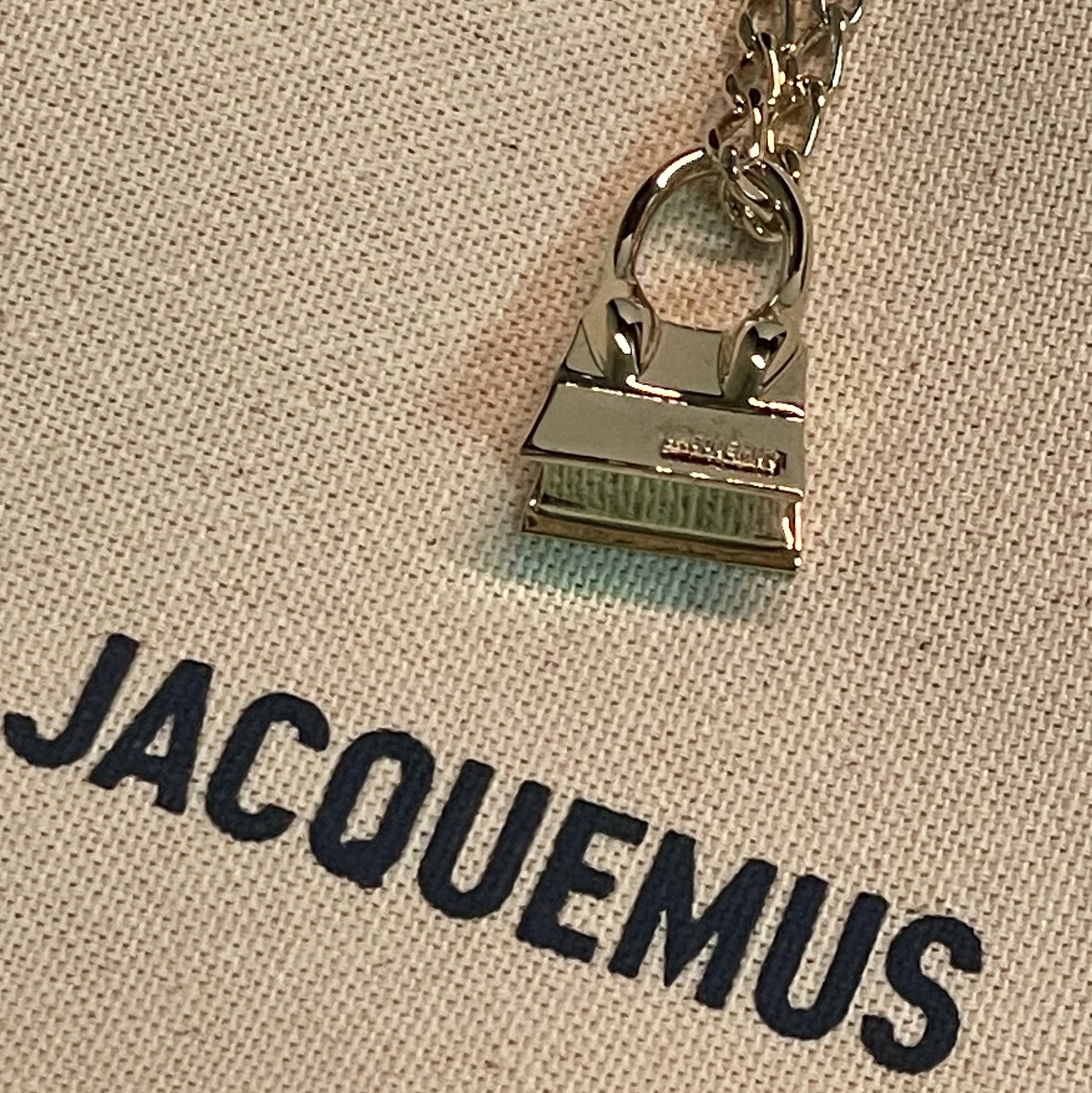 Acne Studios Elmas Card Holder Black, Jacquemus Le Collier Chiquito Charm Chain Necklace Light Gold 착용 스타일 - 4