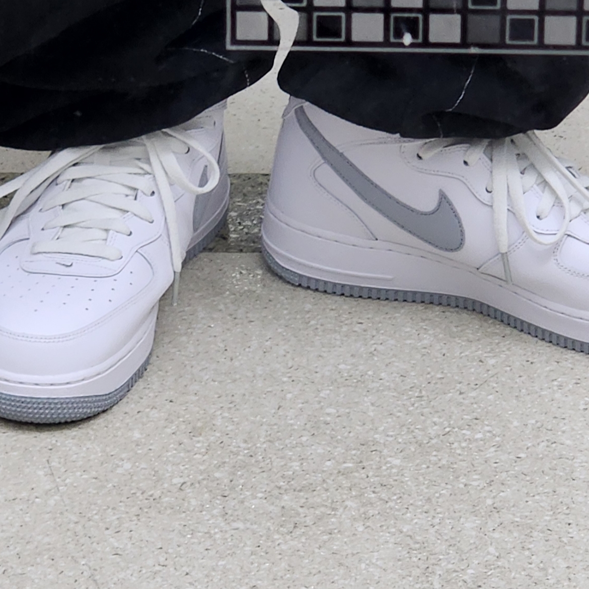 Nike Air Force 1 Mid '07 White Wolf Grey 착용 스타일 - 2
