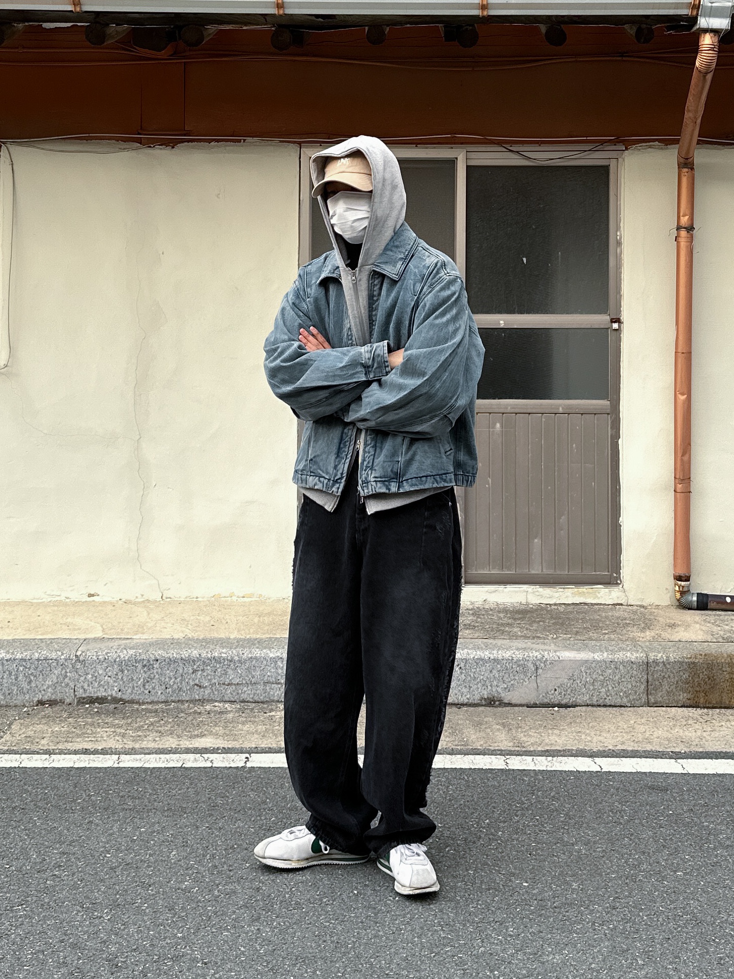 Nike x Stranger Things Classic Cortez Hawkins High School 착용 스타일