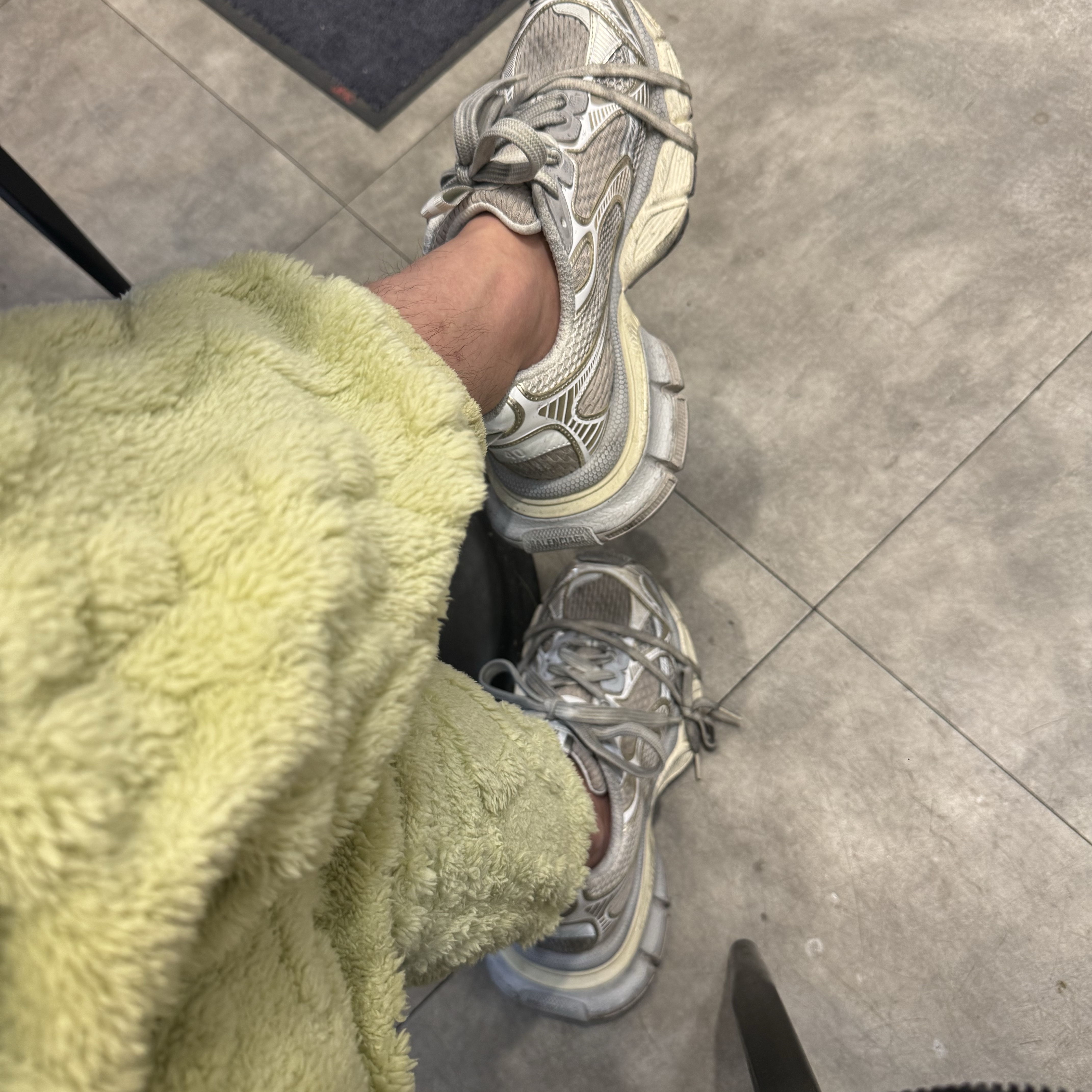 Balenciaga 3XL Sneakers Light Beige 착용 스타일