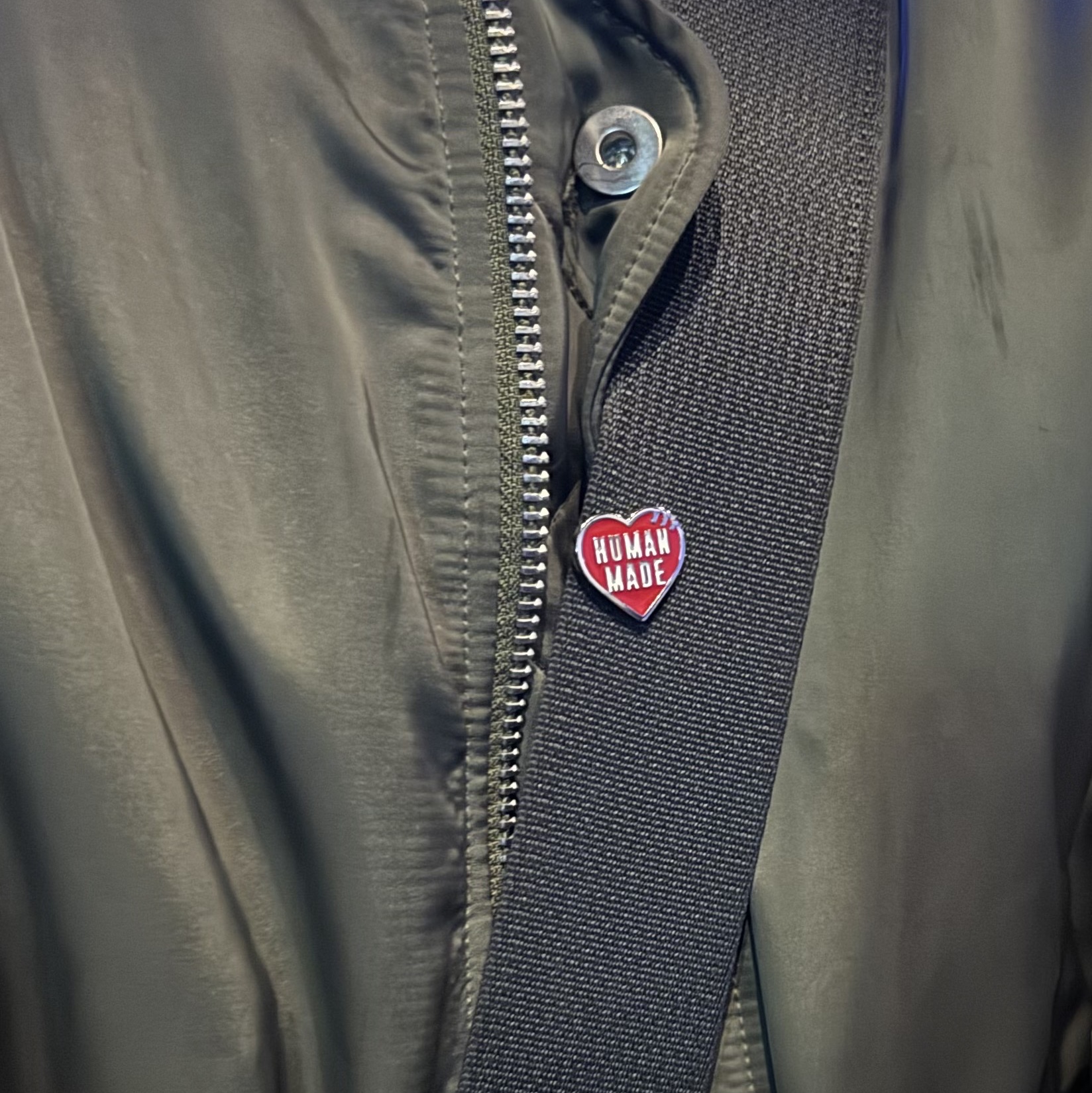 Human Made Heart Pin Red 착용 스타일 - 2