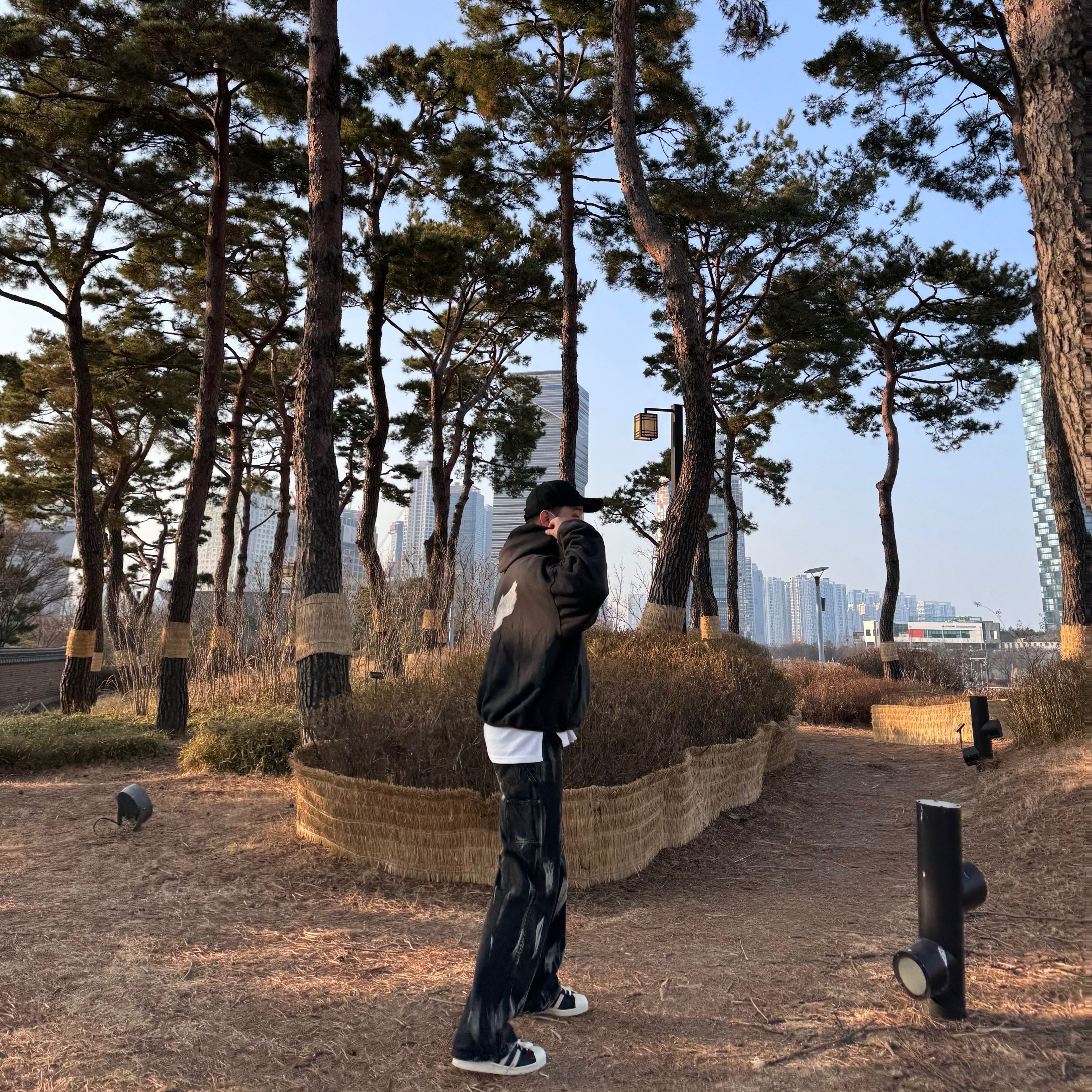 Sansan Gear Sling Bag Black - 23FW, Yeezy Gap Engineered By Balenciaga Dove Hoodie Black 착용 스타일 - 3