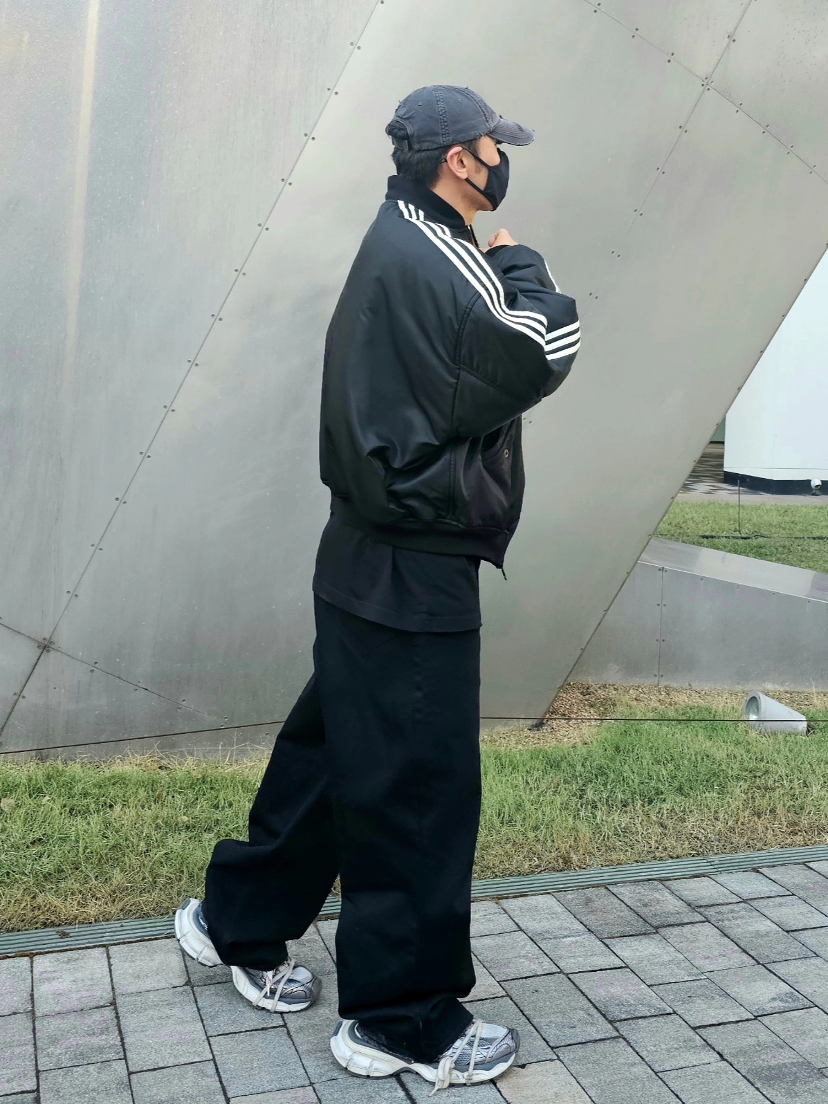 Balenciaga x Adidas Bomber Jacket Black, Balenciaga 3XL Sneakers Grey White Red 착용 스타일 - 4
