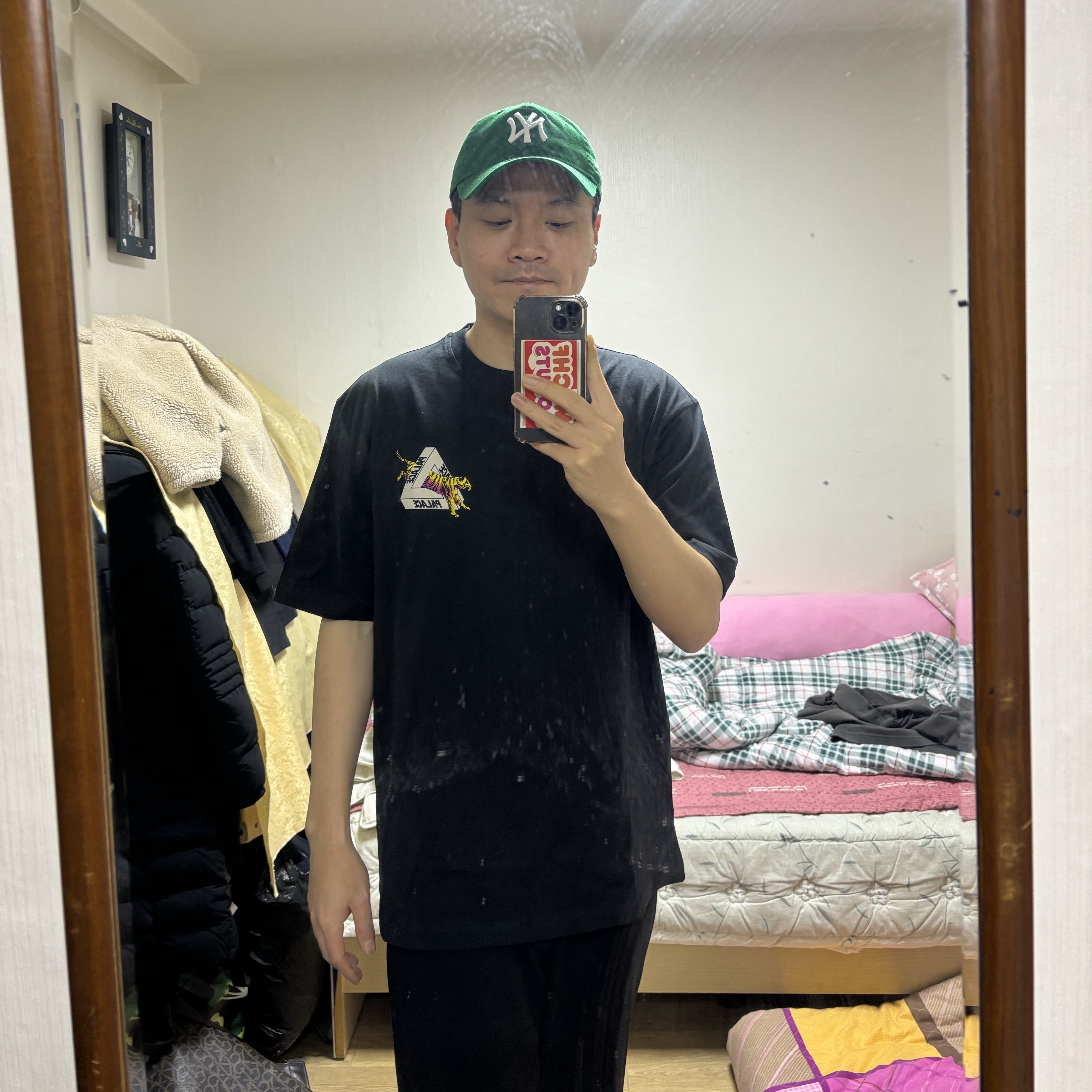 Palace Korea Hoodie Black - 24SS, New Era x MoMA New York Yankees Cap Kelly Green 착용 스타일 - 3