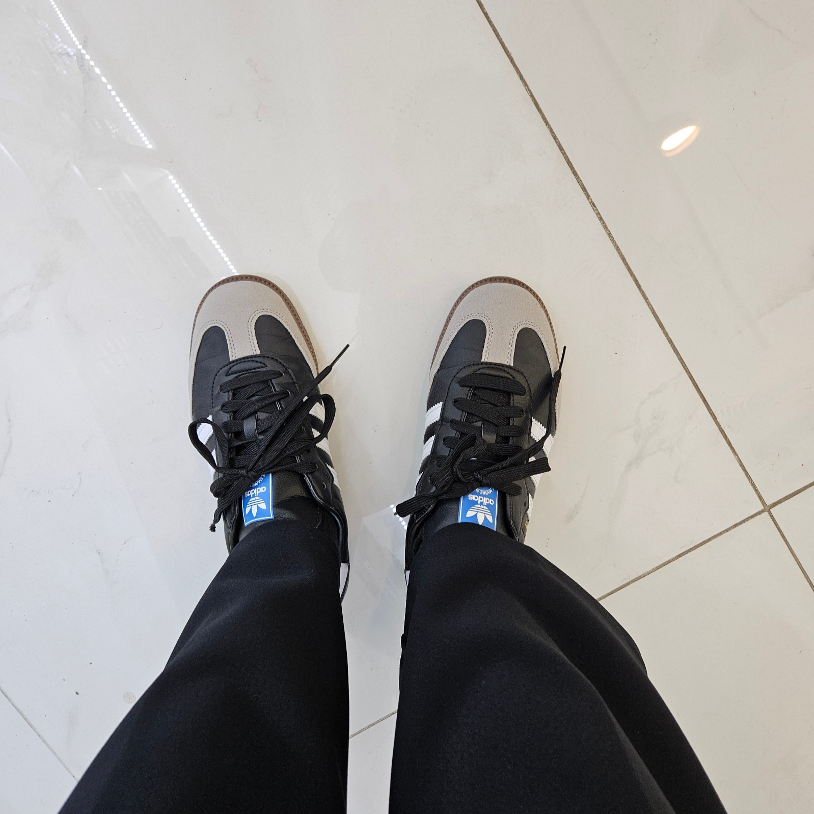 Adidas Samba Vegan Black White 착용 스타일 - 2