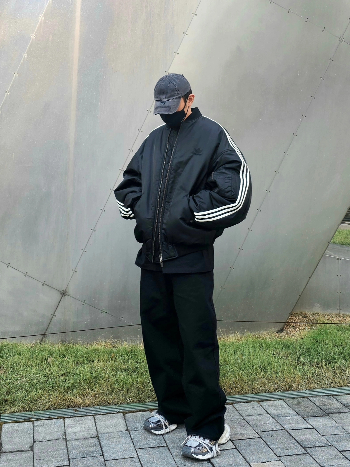 Balenciaga x Adidas Bomber Jacket Black, Balenciaga 3XL Sneakers Grey White Red 착용 스타일 - 1