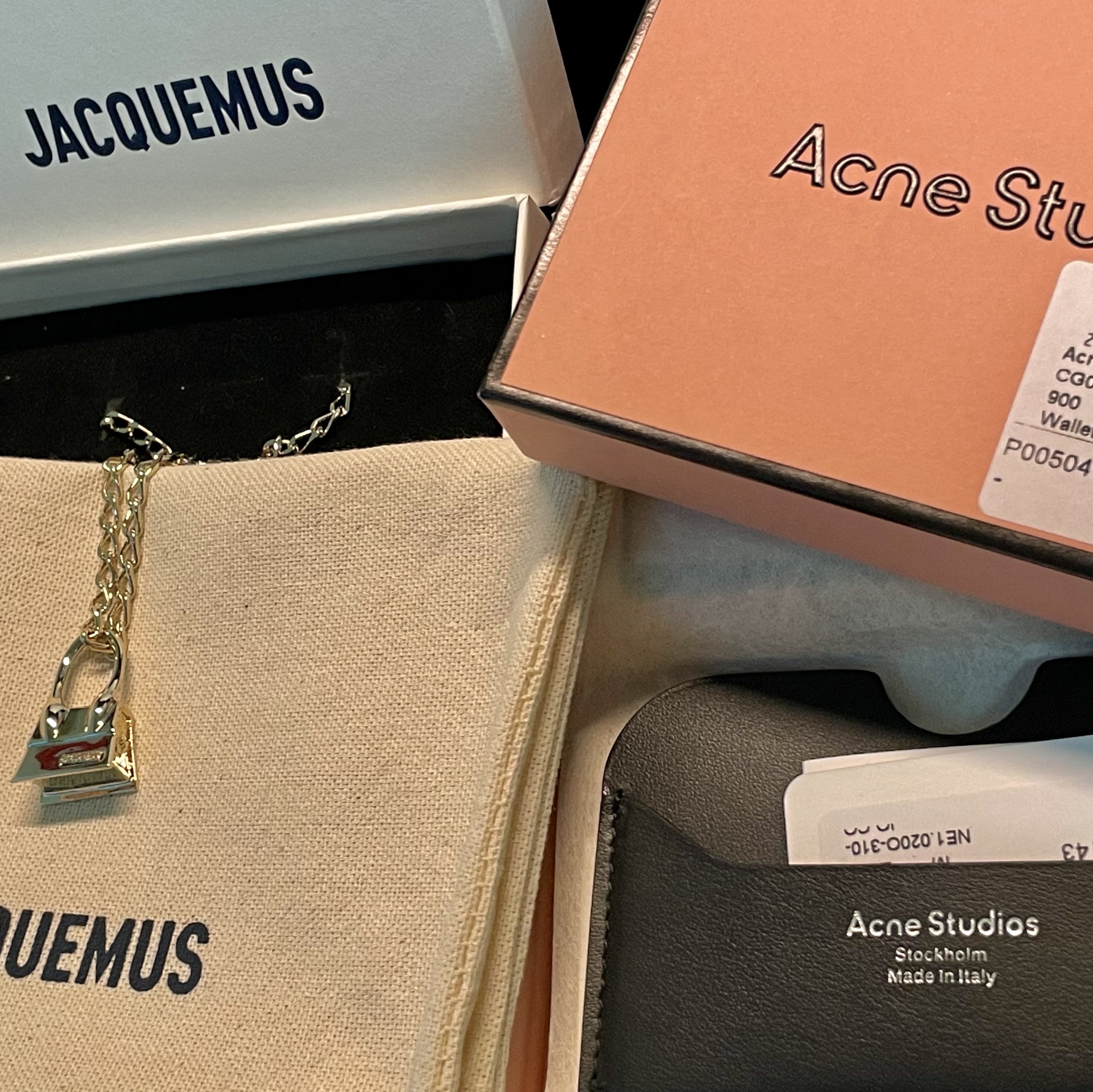 Acne Studios Elmas Card Holder Black, Jacquemus Le Collier Chiquito Charm Chain Necklace Light Gold 착용 스타일 - 1