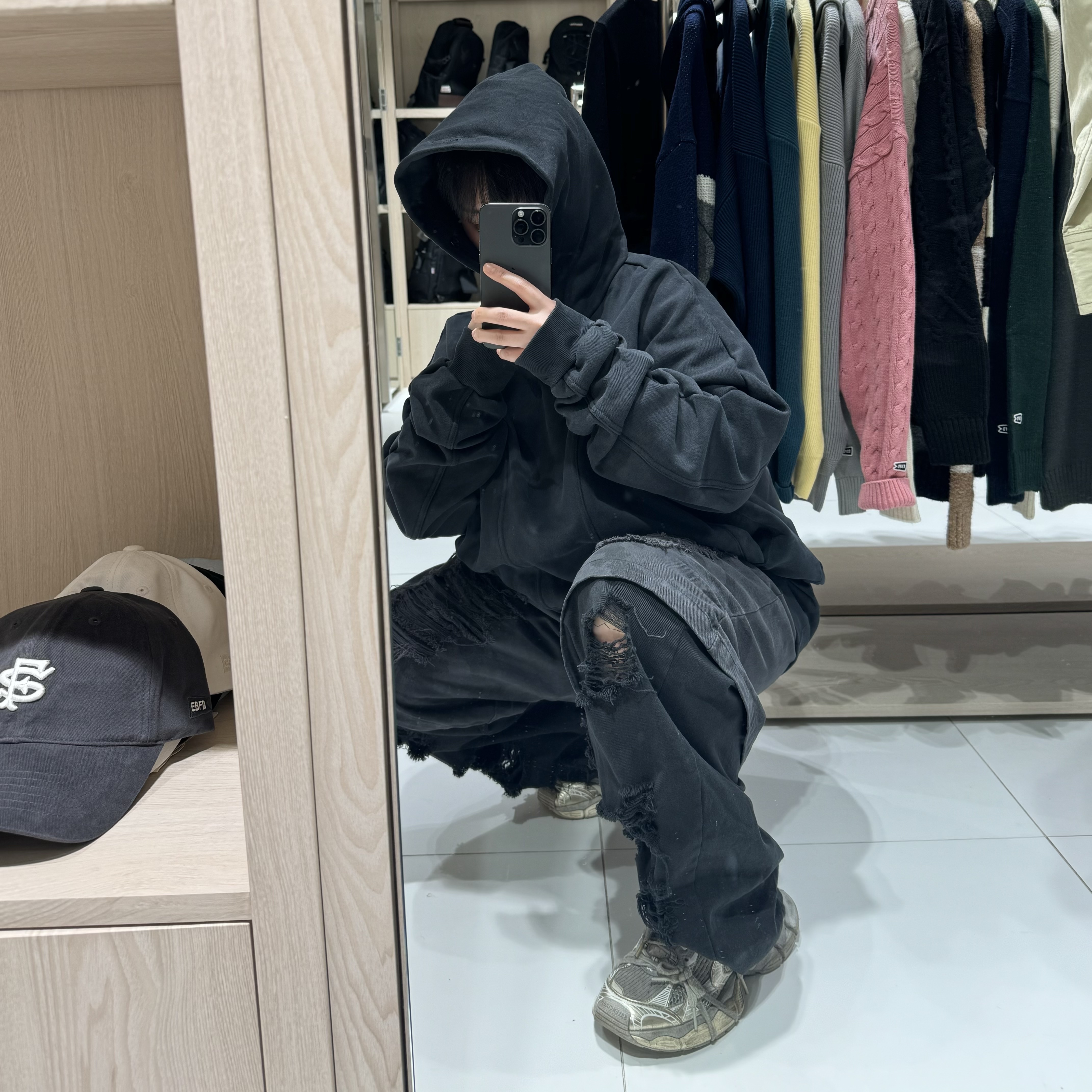 Apple iPhone 15 Pro 512GB Black Titanium (Korean Ver.), Balenciaga 3XL Sneakers Light Beige 착용 스타일 - 1