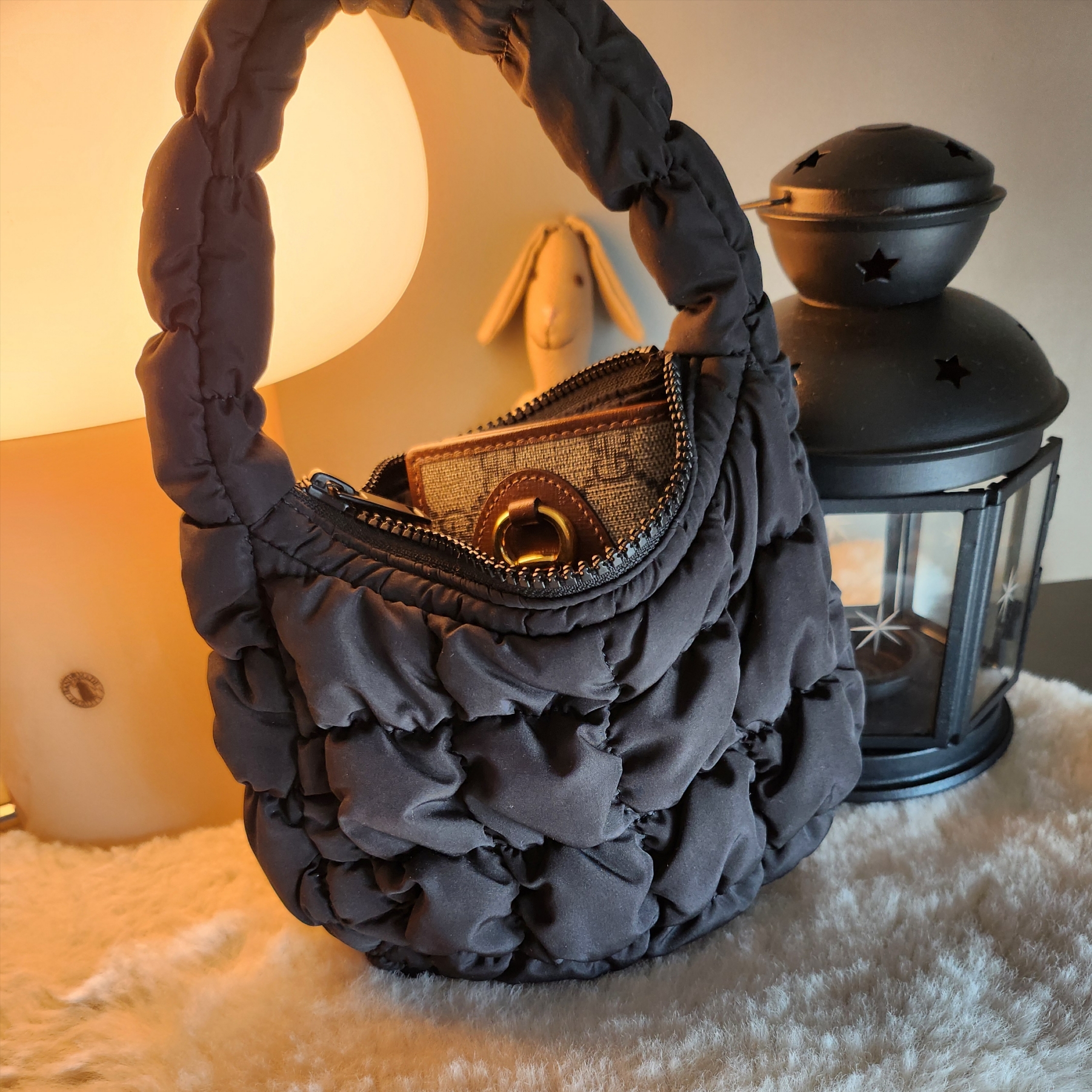 COS Quilted Micro Bag Black 착용 스타일