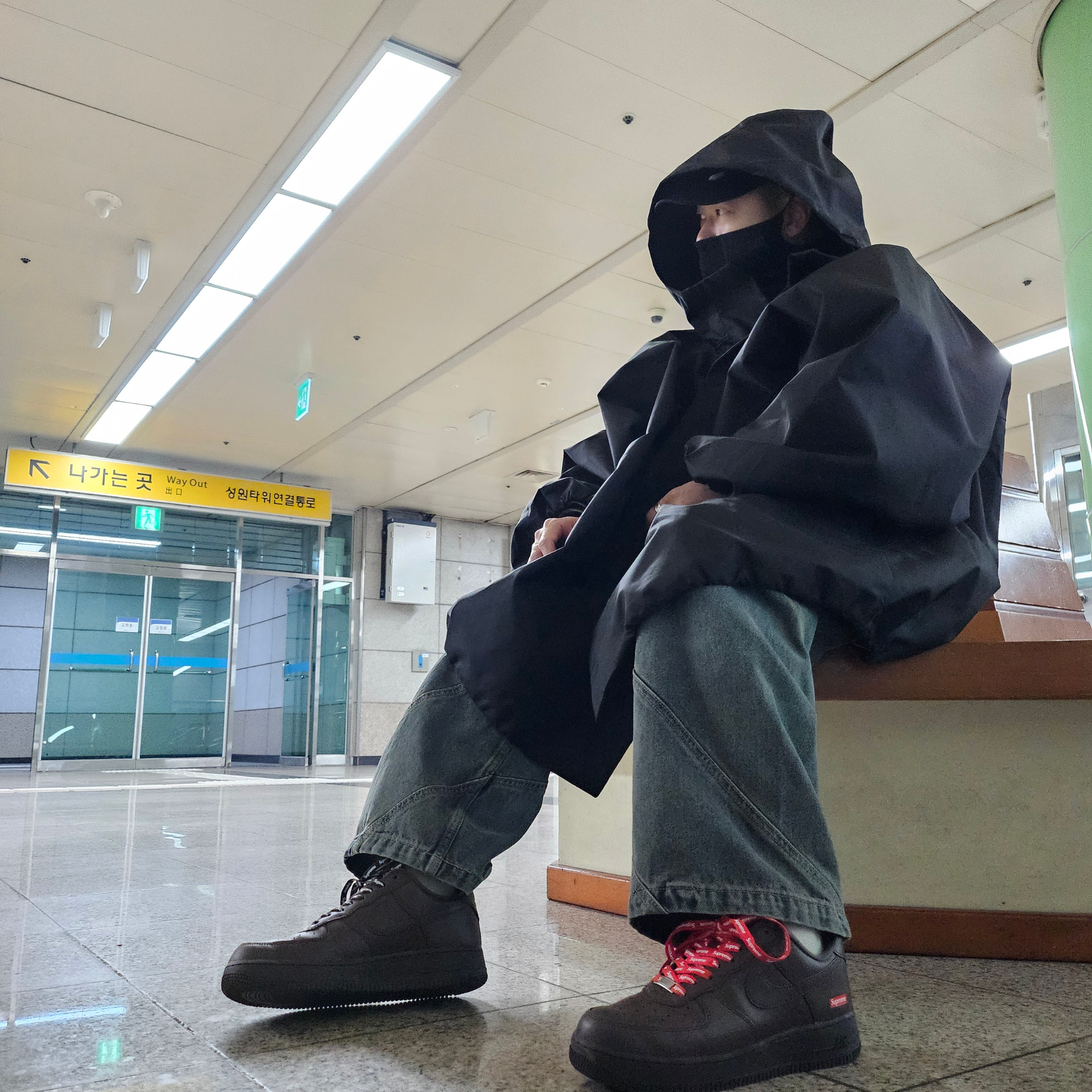 Yeezy Gap Engineered By Balenciaga T-Cut Parka Black, Undermycar x Starbucks Overmybag Black 착용 스타일 - 3