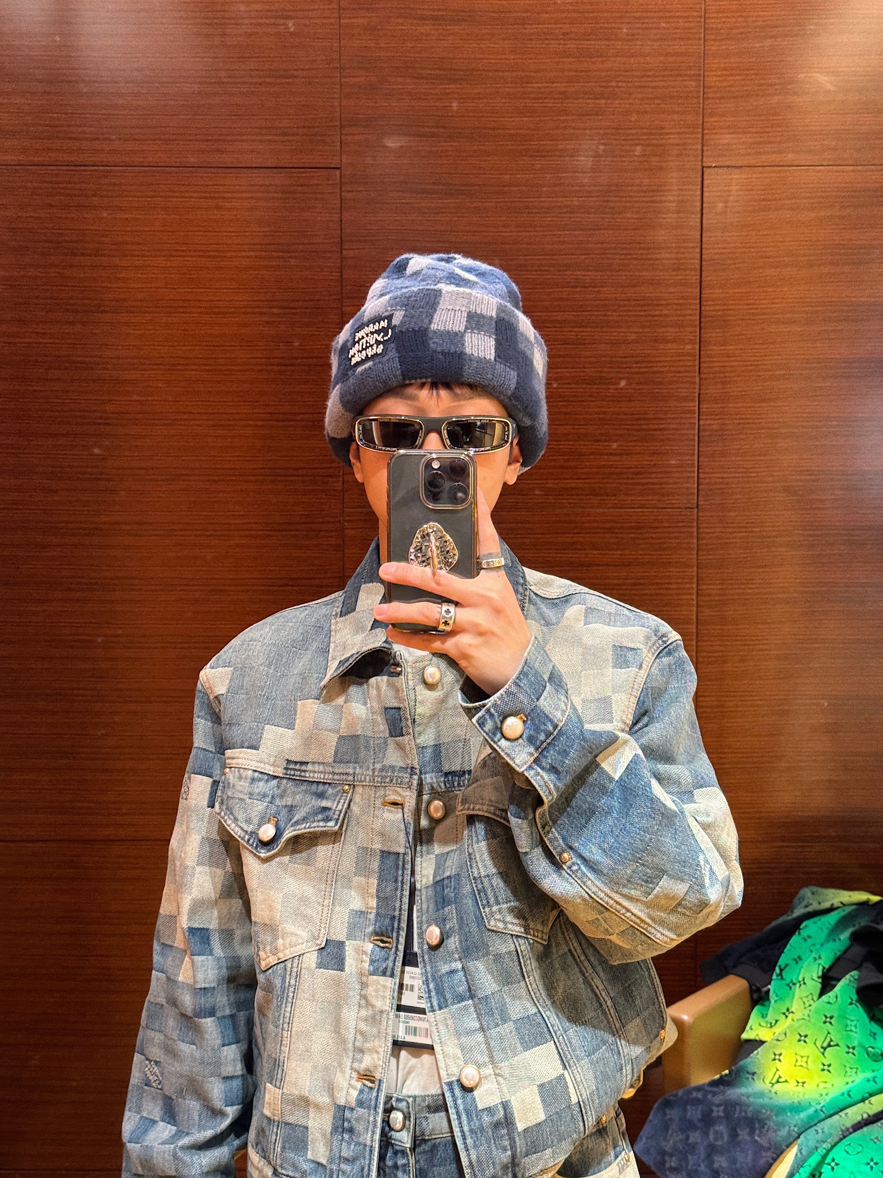 Louis Vuitton Denim Beanie Denim Blue, Louis Vuitton LV Shark Clog White 착용 스타일 - 2