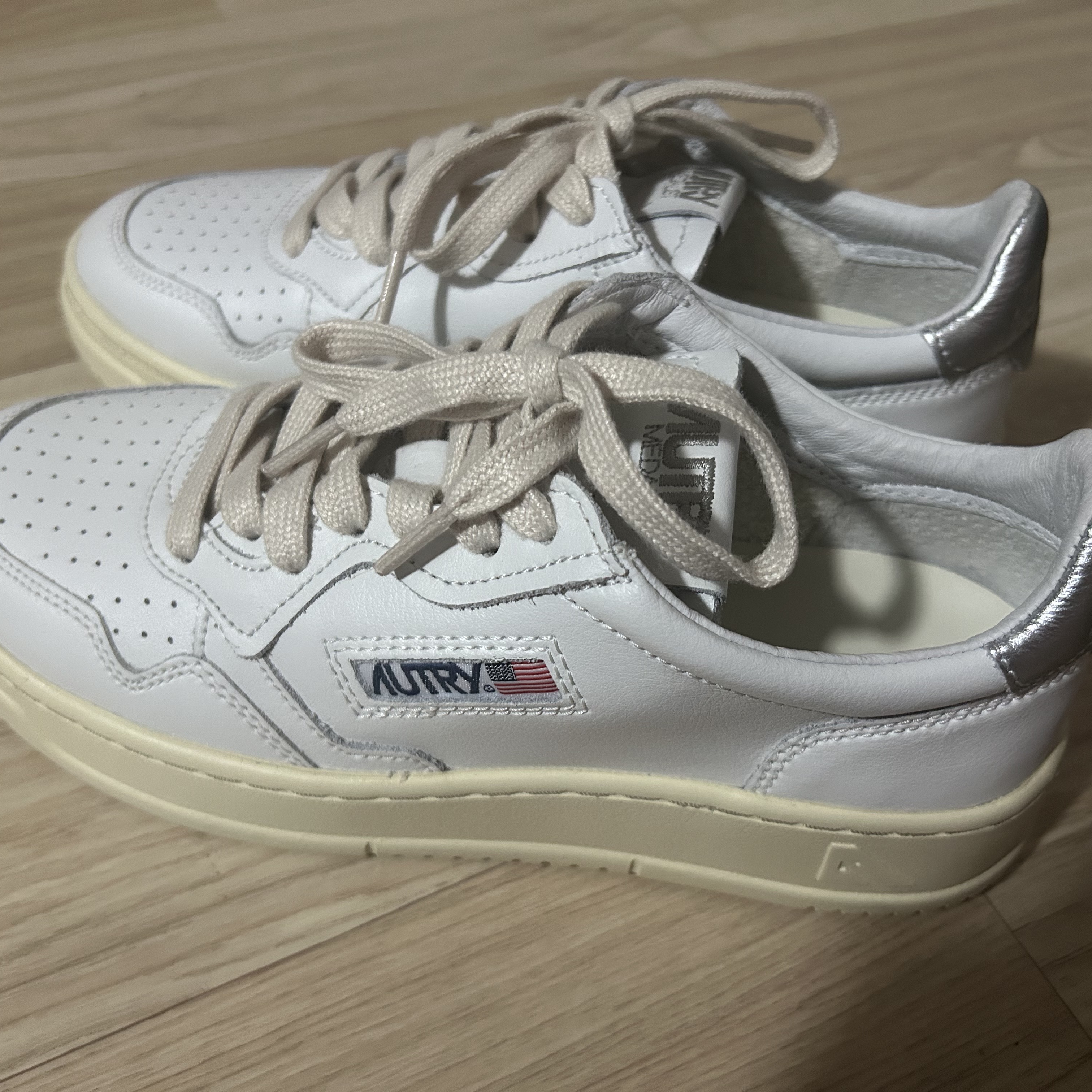 (W) Autry Medalist Low Leather Sneakers White Silver 착용 스타일 - 3