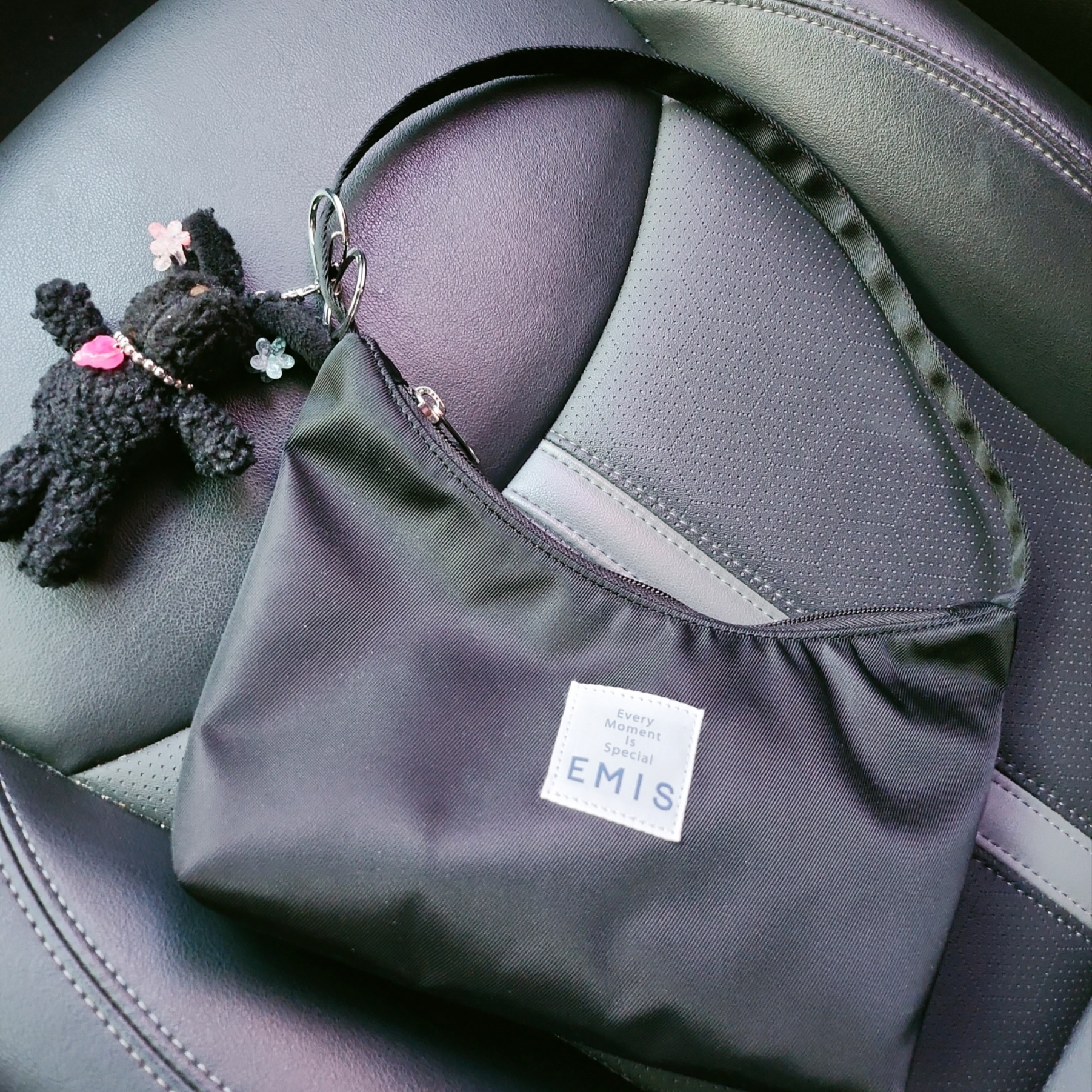 Emis Emis Hobo Bag Black 착용 스타일